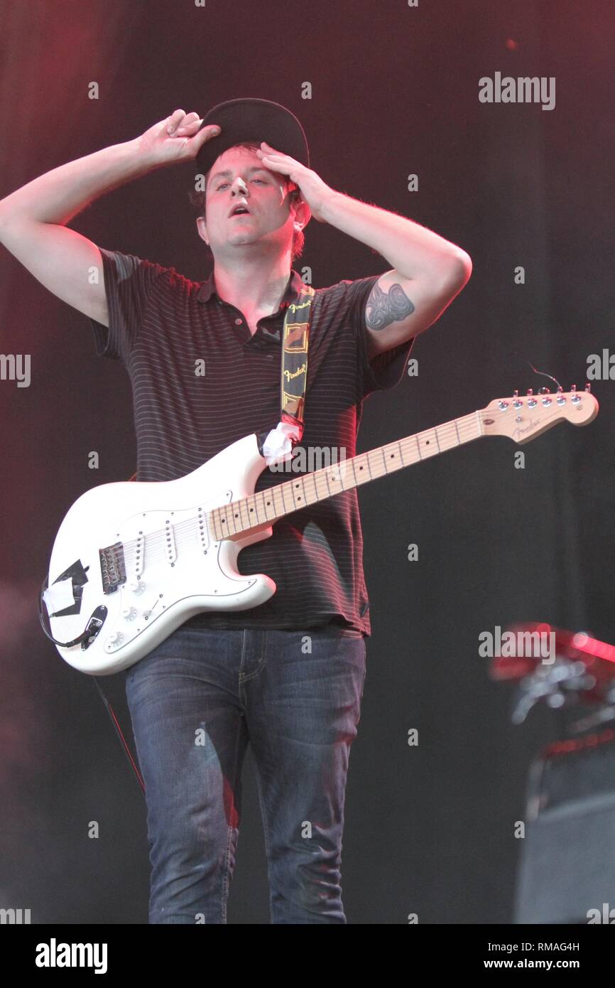 Il chitarrista e cantante Jake Duzsik del rumore rock band la salute è mostrato esibirsi sul palco durante un 'live' aspetto di concerto. Foto Stock