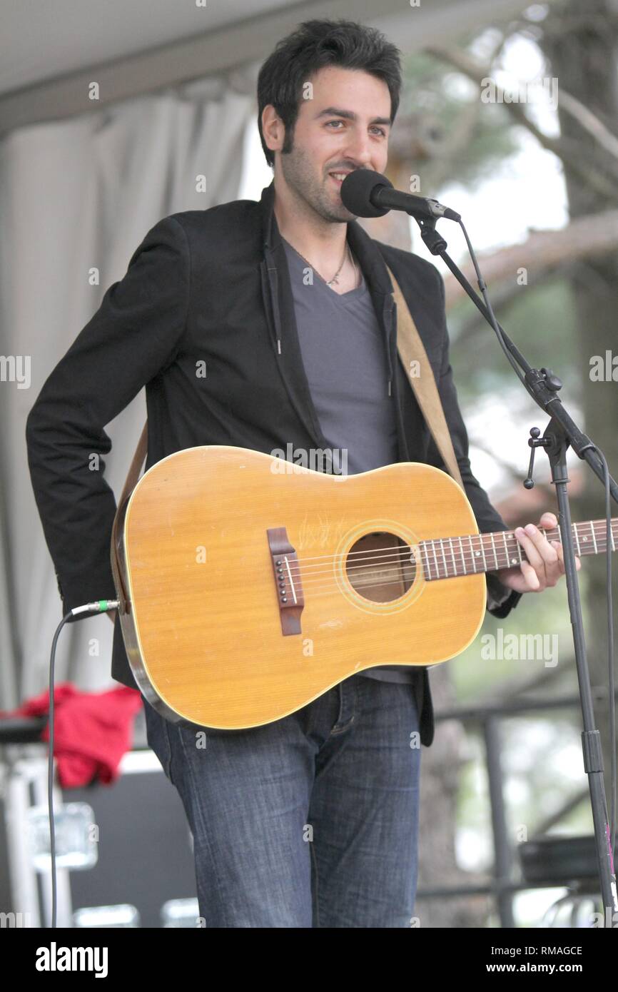Cantante, compositore e chitarrista Ari Hest è mostrato esibirsi sul palco durante un 'live' aspetto di concerto. Foto Stock