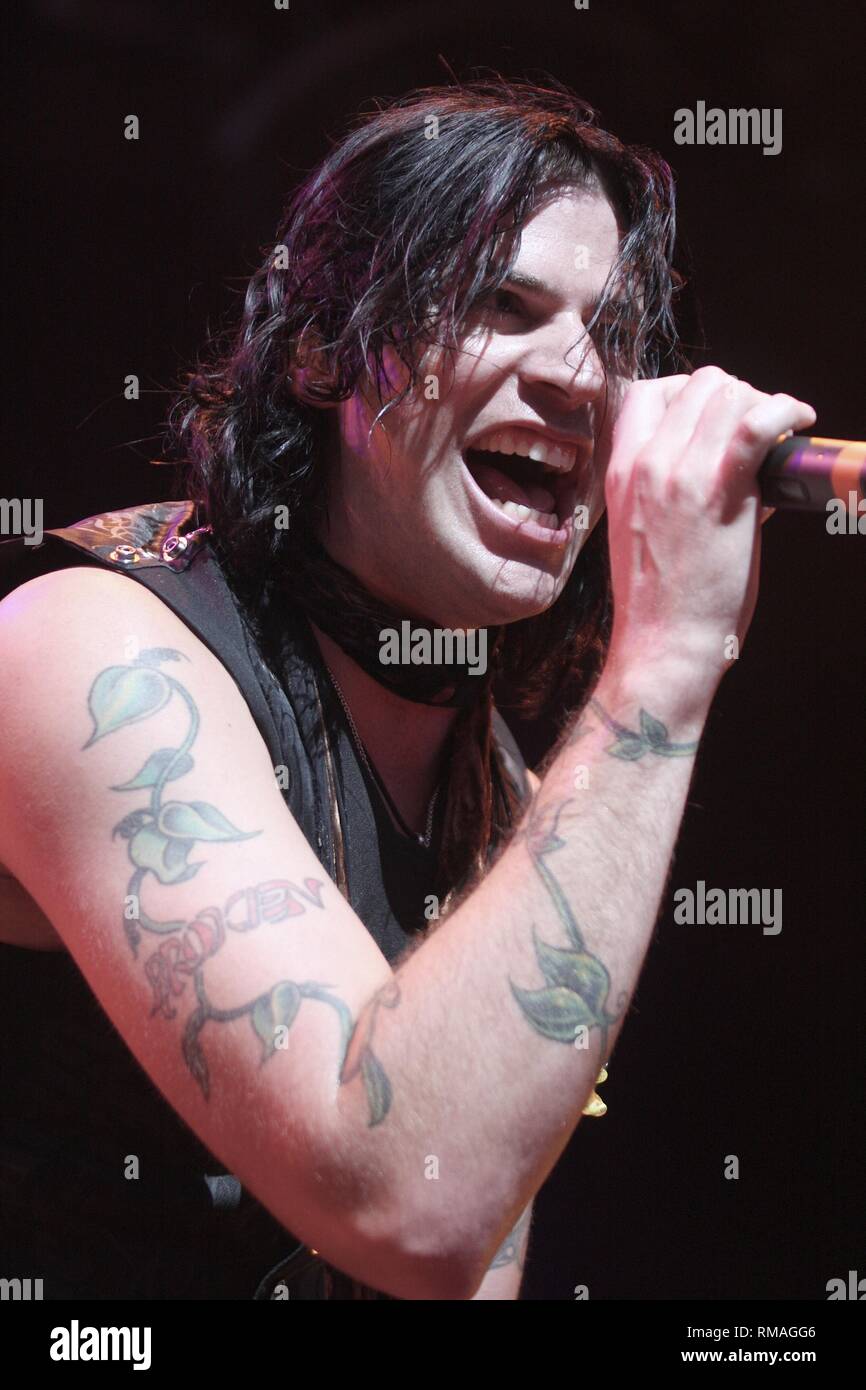 Il cantante Austin Winkler della rock band ostacolare è mostrato esibirsi sul palco durante un 'live' aspetto di concerto. Foto Stock