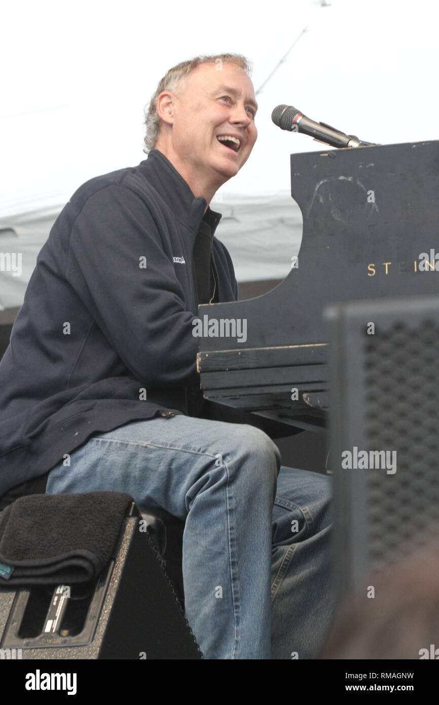 Musicista Bruce Hornsby è mostrato esibirsi sul palco durante un concerto dal vivo aspetto con Bob Weir e Branford Marsalis. Foto Stock