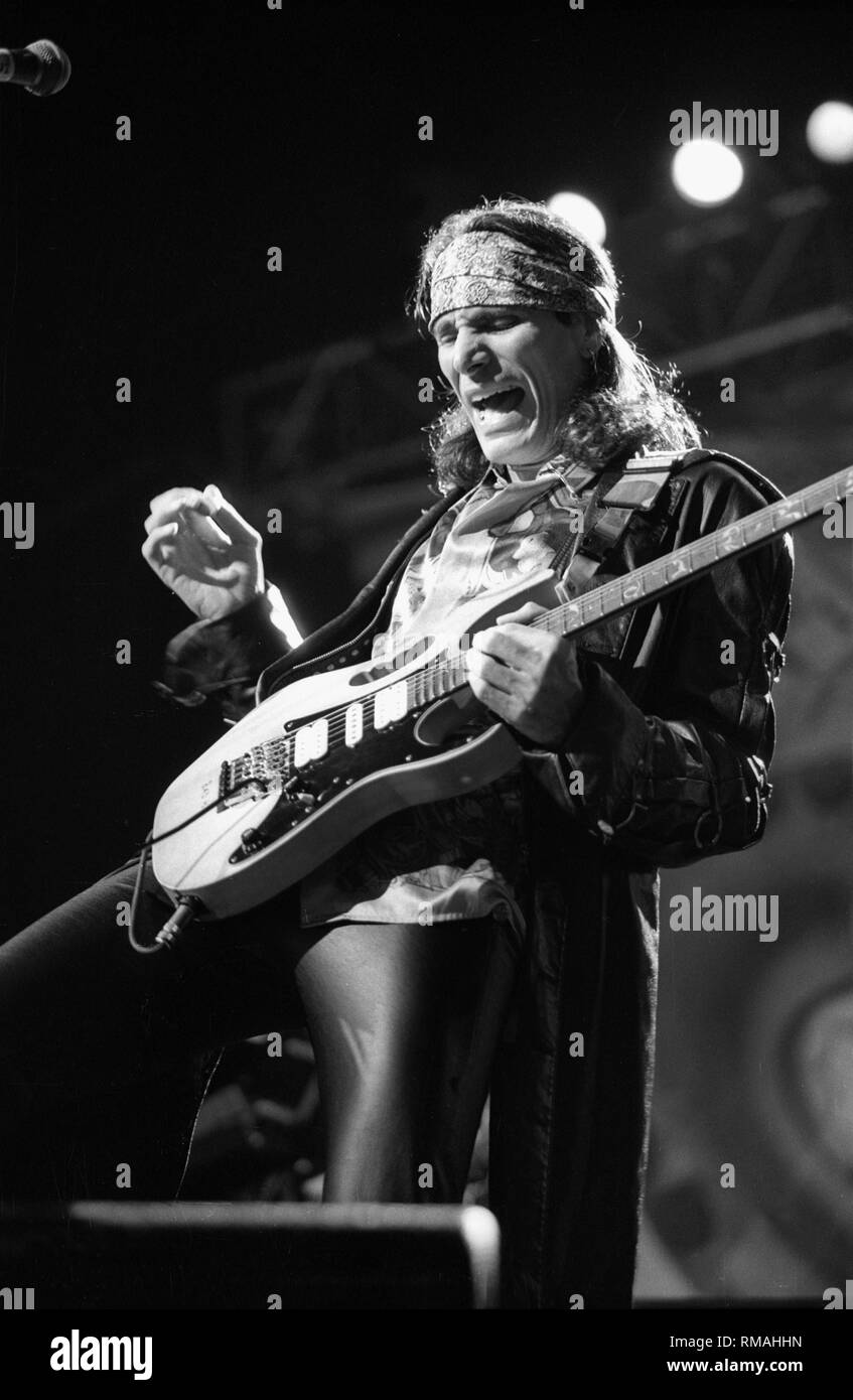 Strumentale rock chitarrista, compositore e cantante, produttore e attore Steve Vai è mostrato esibirsi sul palco durante un 'live' aspetto di concerto. Foto Stock