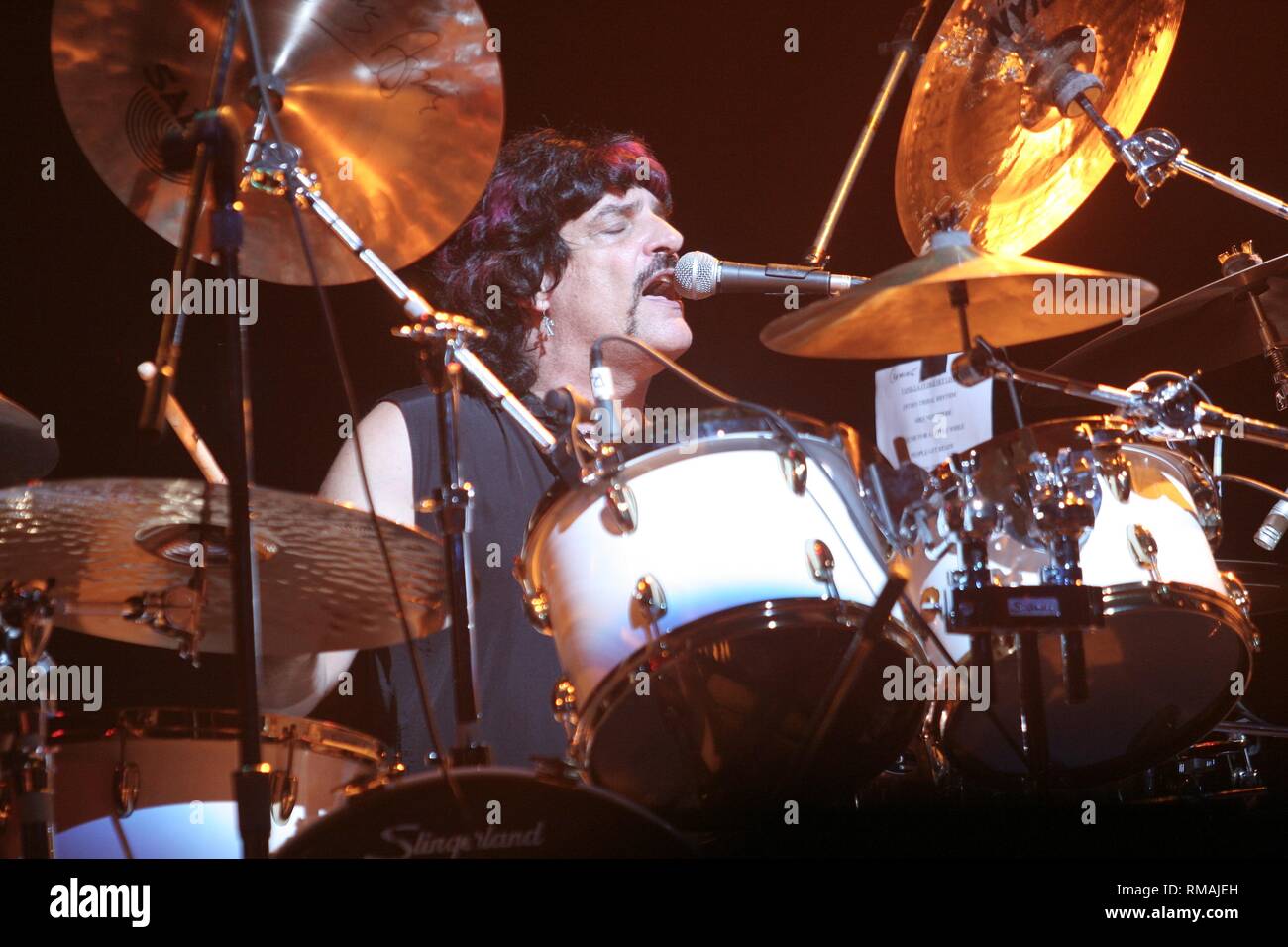 Il batterista Carmine Appice del rock psichedelico band VANILLA FUDGE è indicato di eseguire sul palco durante un 'live' aspetto di concerto. Foto Stock