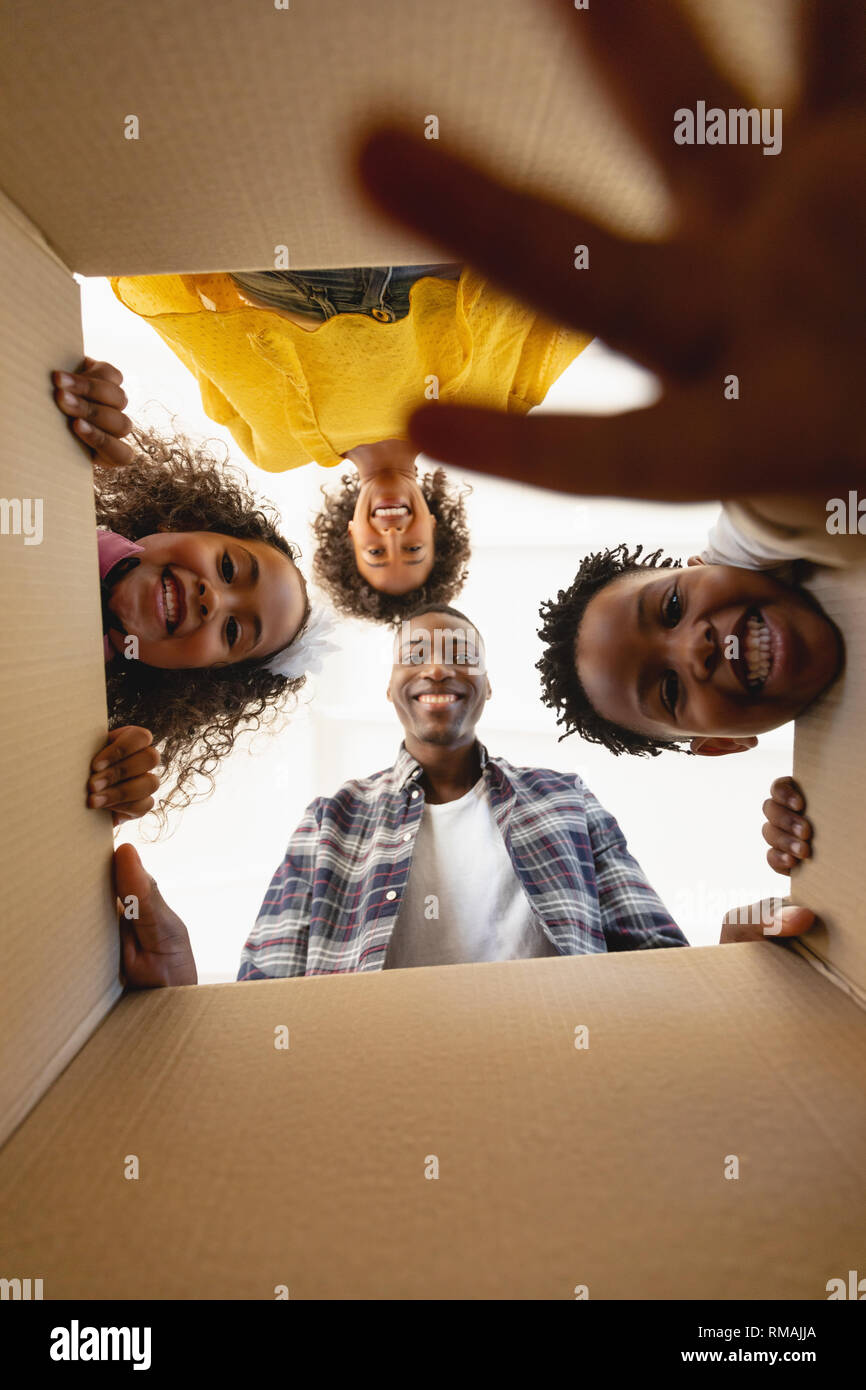 Famiglia americana africana di disimballare i loro averi a casa Foto Stock