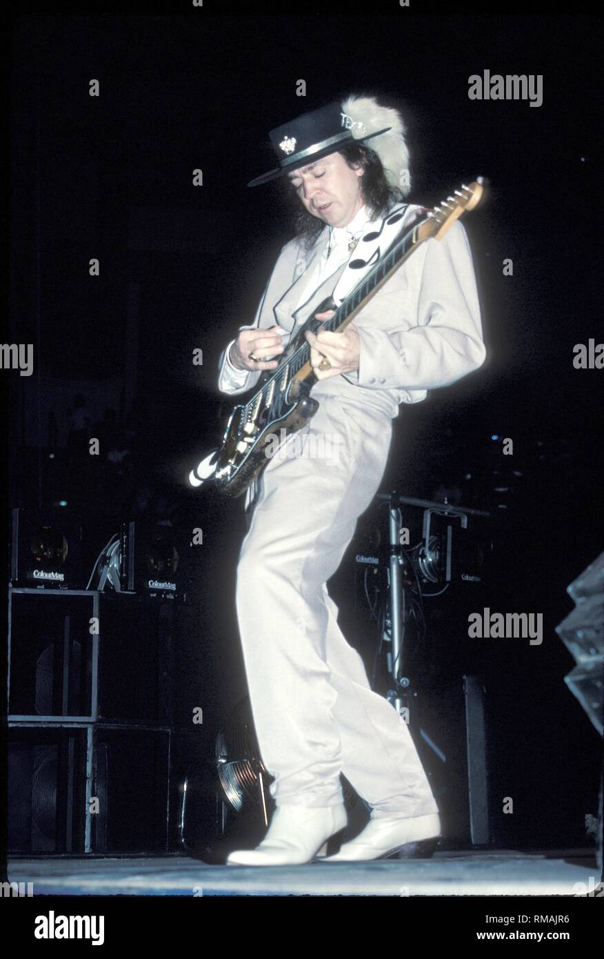 Blues chitarrista, cantante e cantautore di Stevie Ray Vaughan è mostrato esibirsi sul palco durante un 'live' aspetto di concerto. Foto Stock