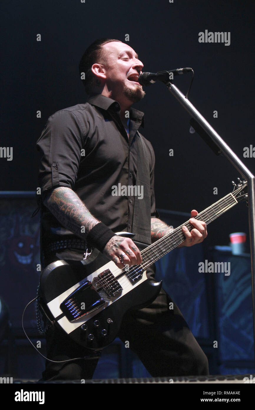 Il chitarrista e cantante Michael Poulsen è mostrato esibirsi sul palco durante un 'live' aspetto di concerto con Volbeat. Foto Stock