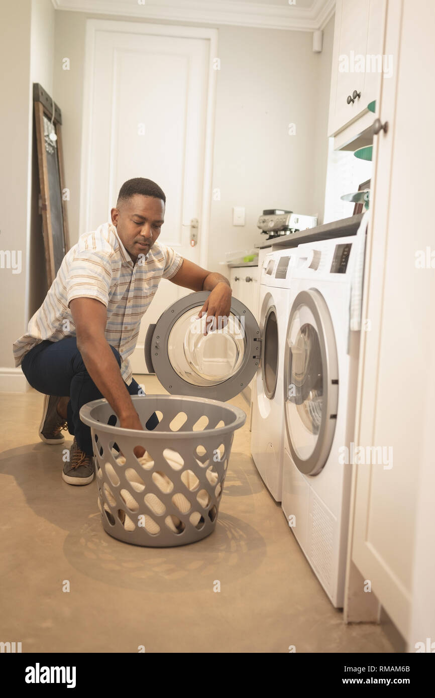 African American uomo abiti di lavaggio in lavatrice Foto Stock