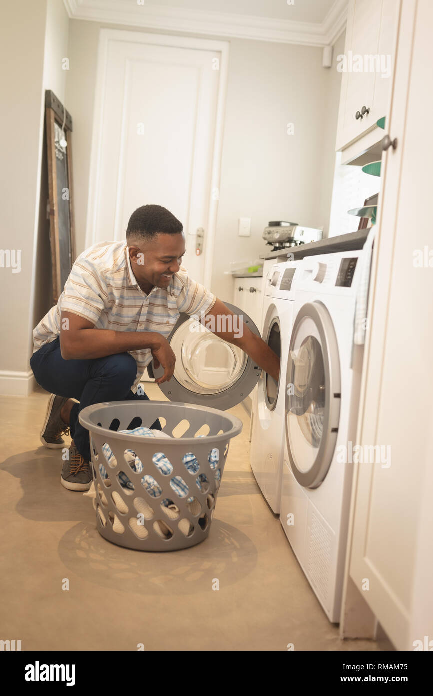 African American uomo abiti di lavaggio in lavatrice Foto Stock