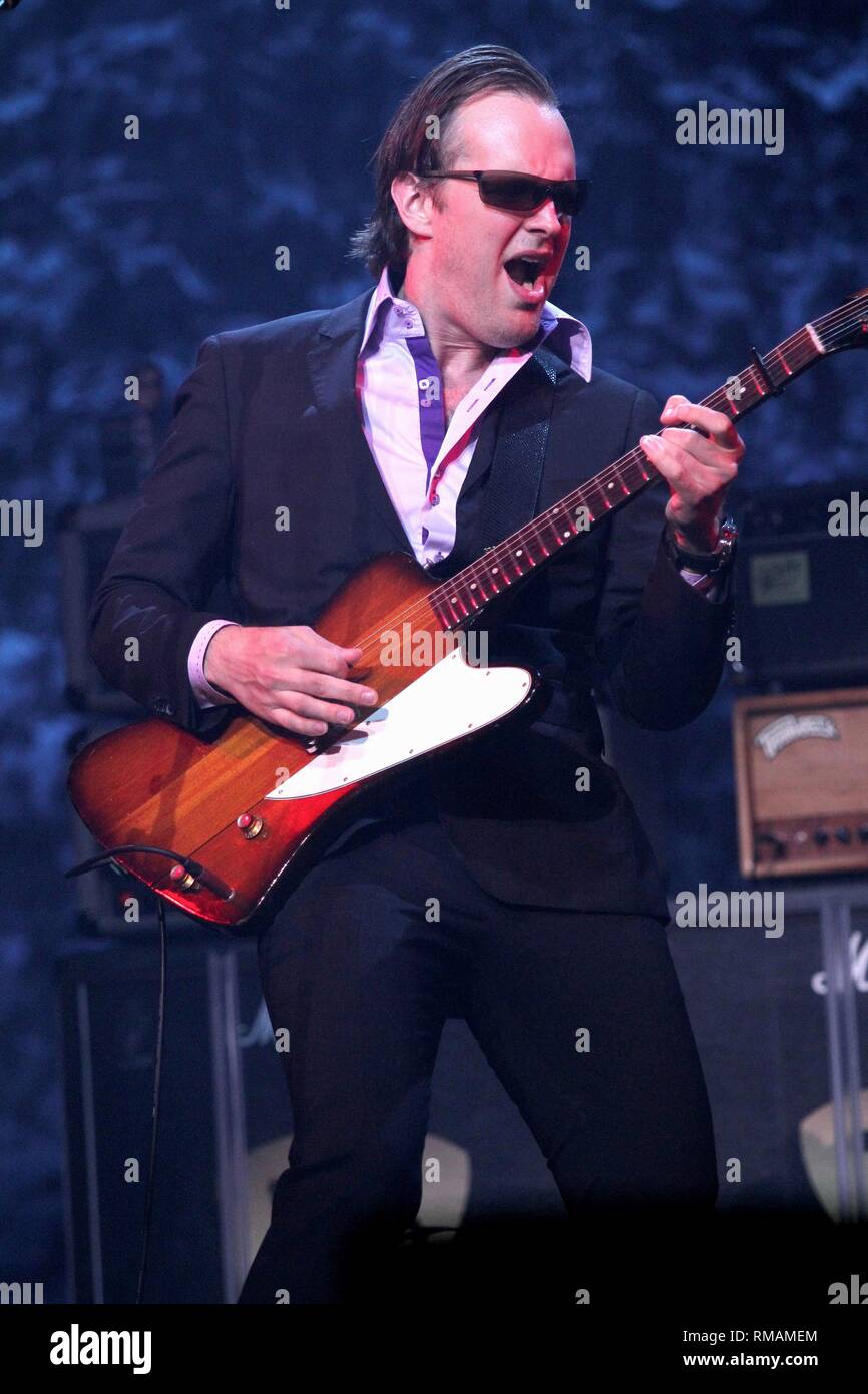 Blues Rock chitarrista e cantante Joe Bonnamassa è mostrato esibirsi sul palco durante un 'live' aspetto di concerto. Foto Stock