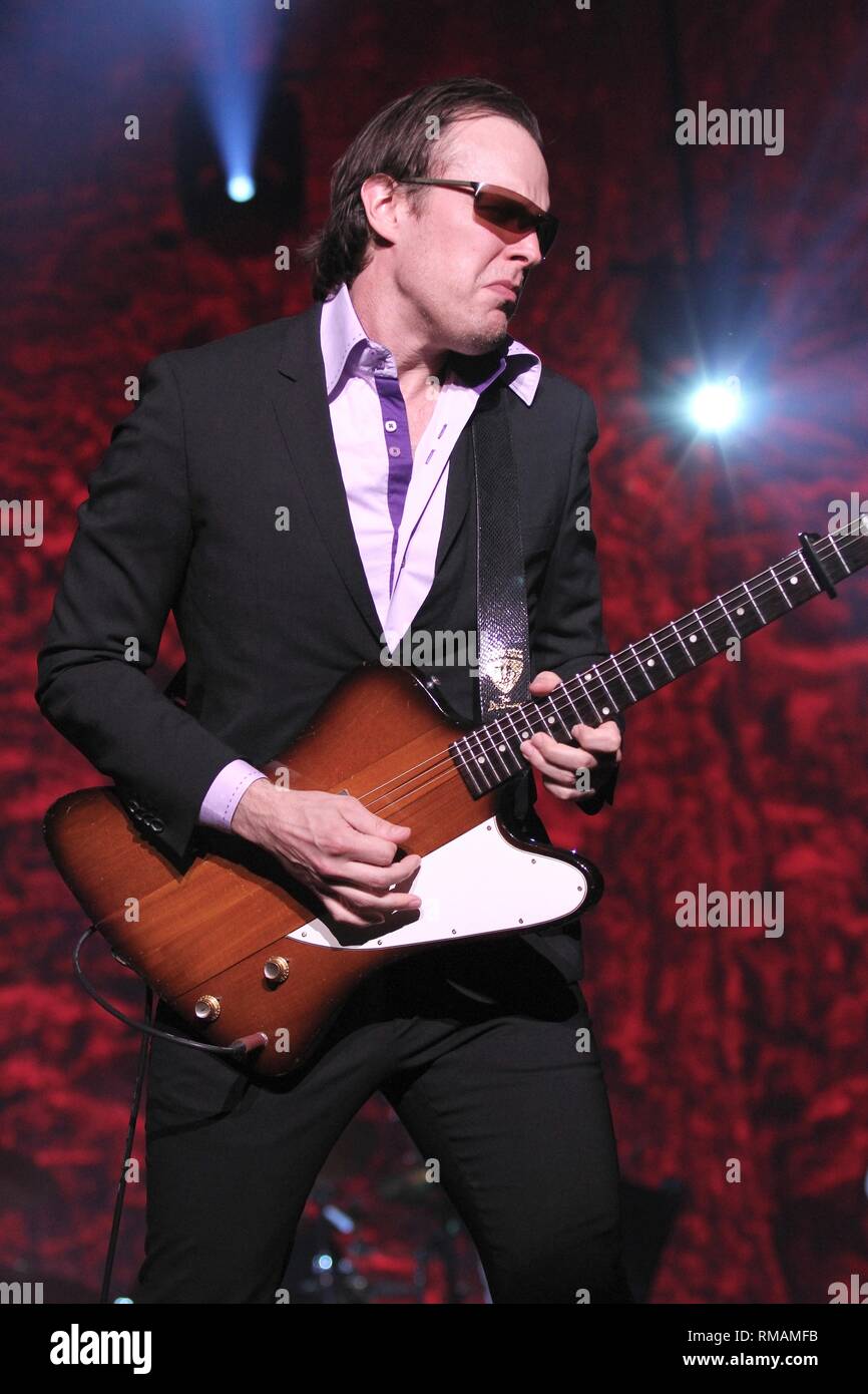 Blues Rock chitarrista e cantante Joe Bonnamassa è mostrato esibirsi sul palco durante un 'live' aspetto di concerto. Foto Stock