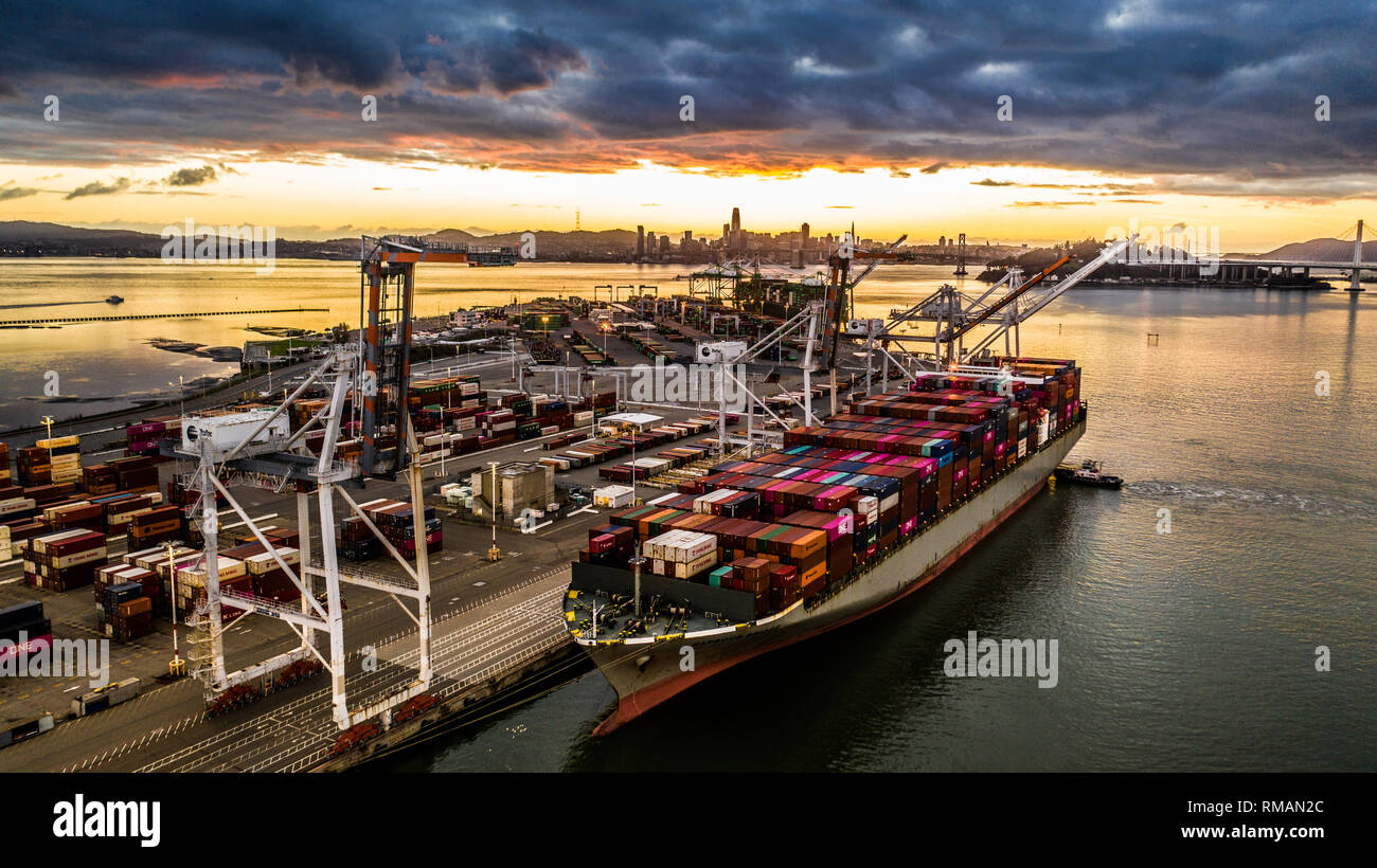 Nave da carico nel porto di Oakland, California Foto Stock