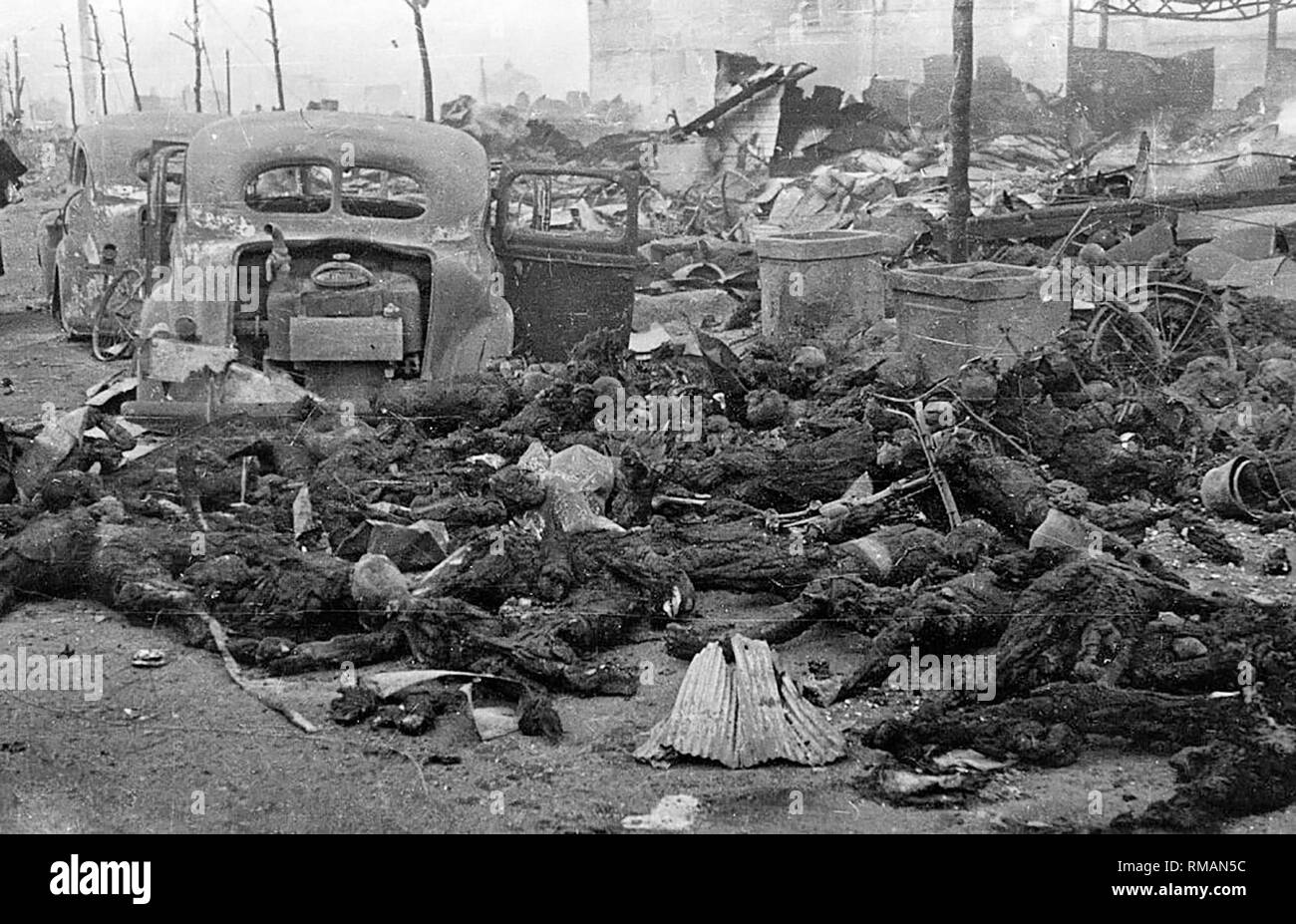 Resti carbonizzati di civili giapponesi dopo la firebombing di Tokyo nella notte del 9 al 10 marzo 1945. Foto Stock