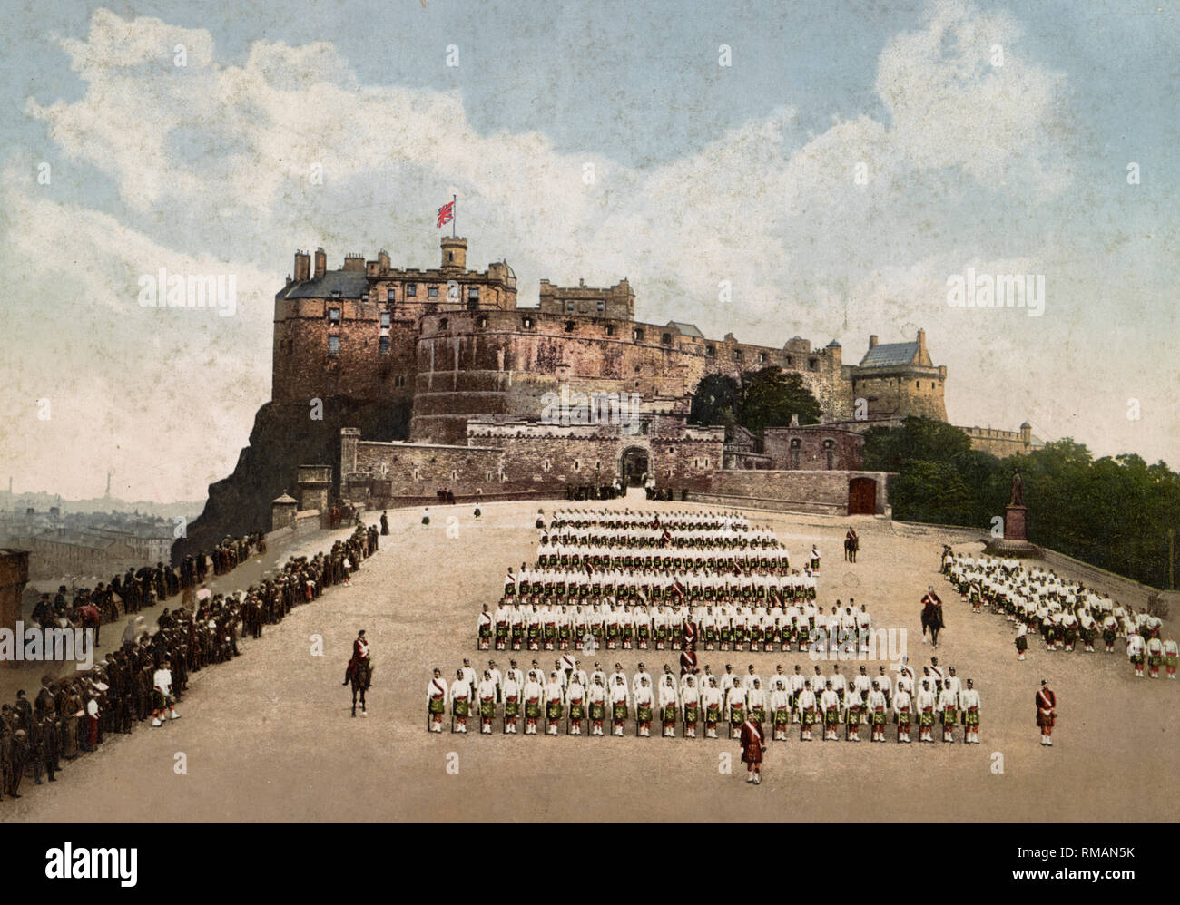 Il Castello di Edimburgo e Esplanade, circa 1900 Foto Stock