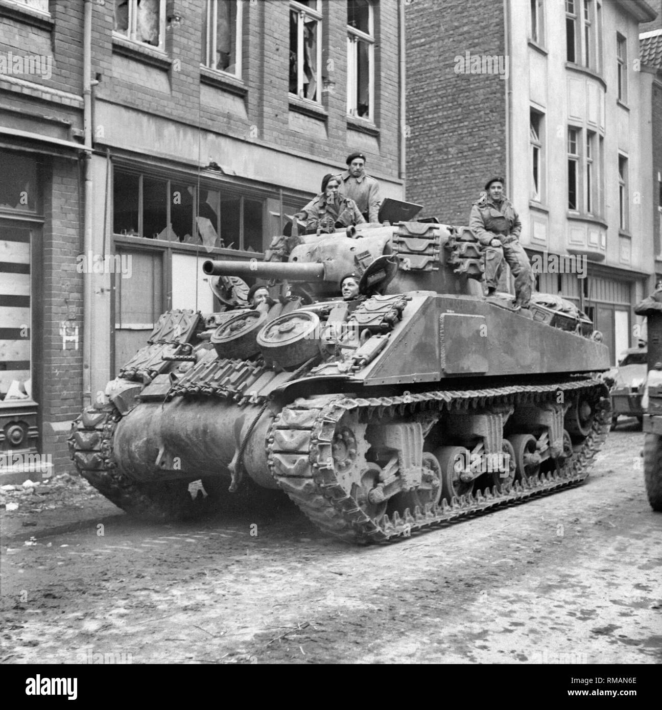 Un carro Sherman del 8° Brigata corazzata in Kevelaer (Germania), 4 marzo 1945. Foto Stock