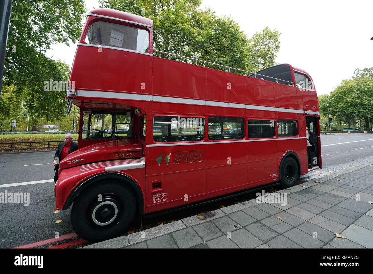 Un double-decker bus è un bus che presenta due piani o i ponti. Gli autobus a due piani sono utilizzati per il trasporto di massa nel Regno Unito. Foto Stock