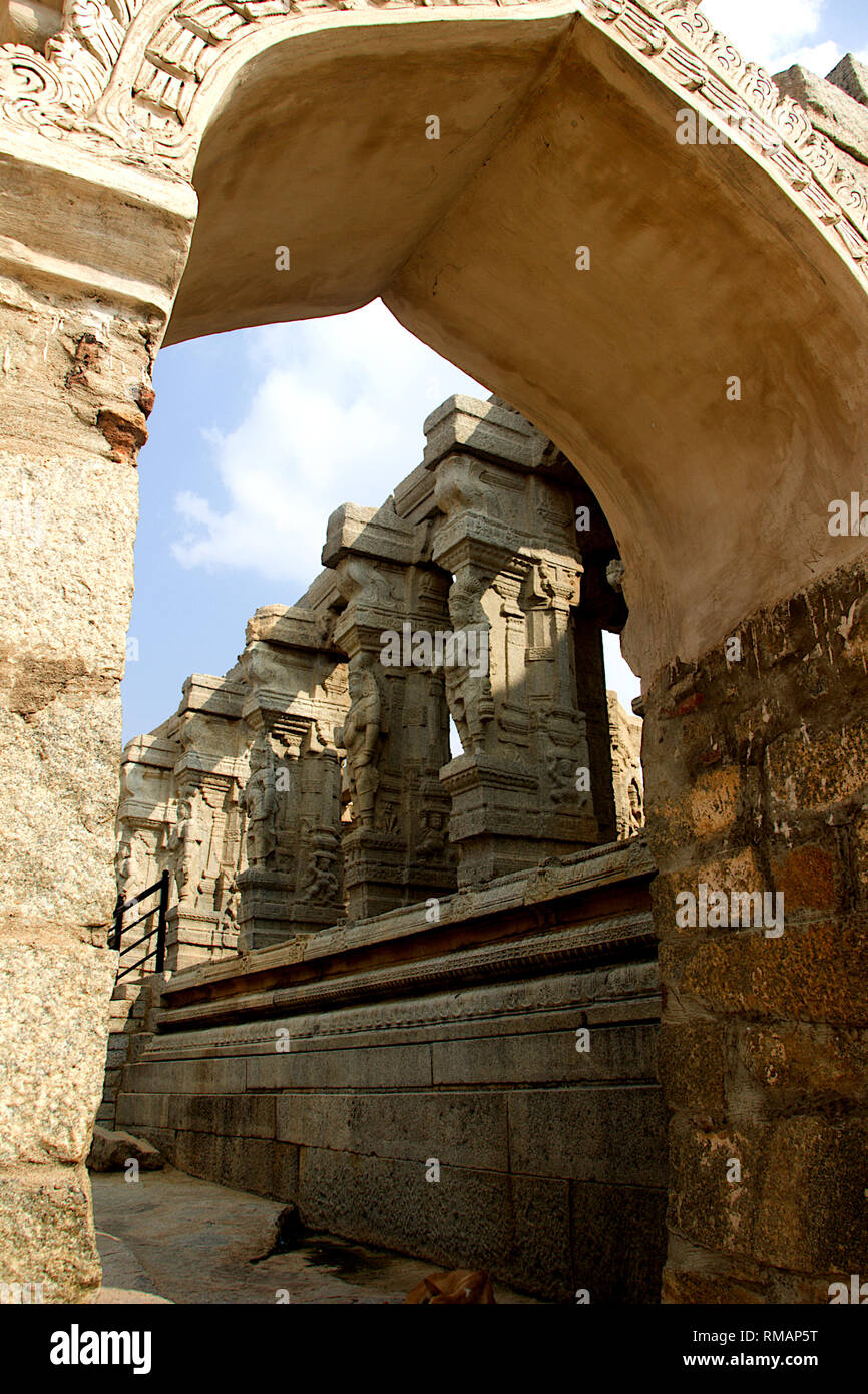 Portone che conduce a pillared piattaforma a Veerabhadreswara Tempio a Lepakshi, Andhra Pradesh, India, Asia Foto Stock