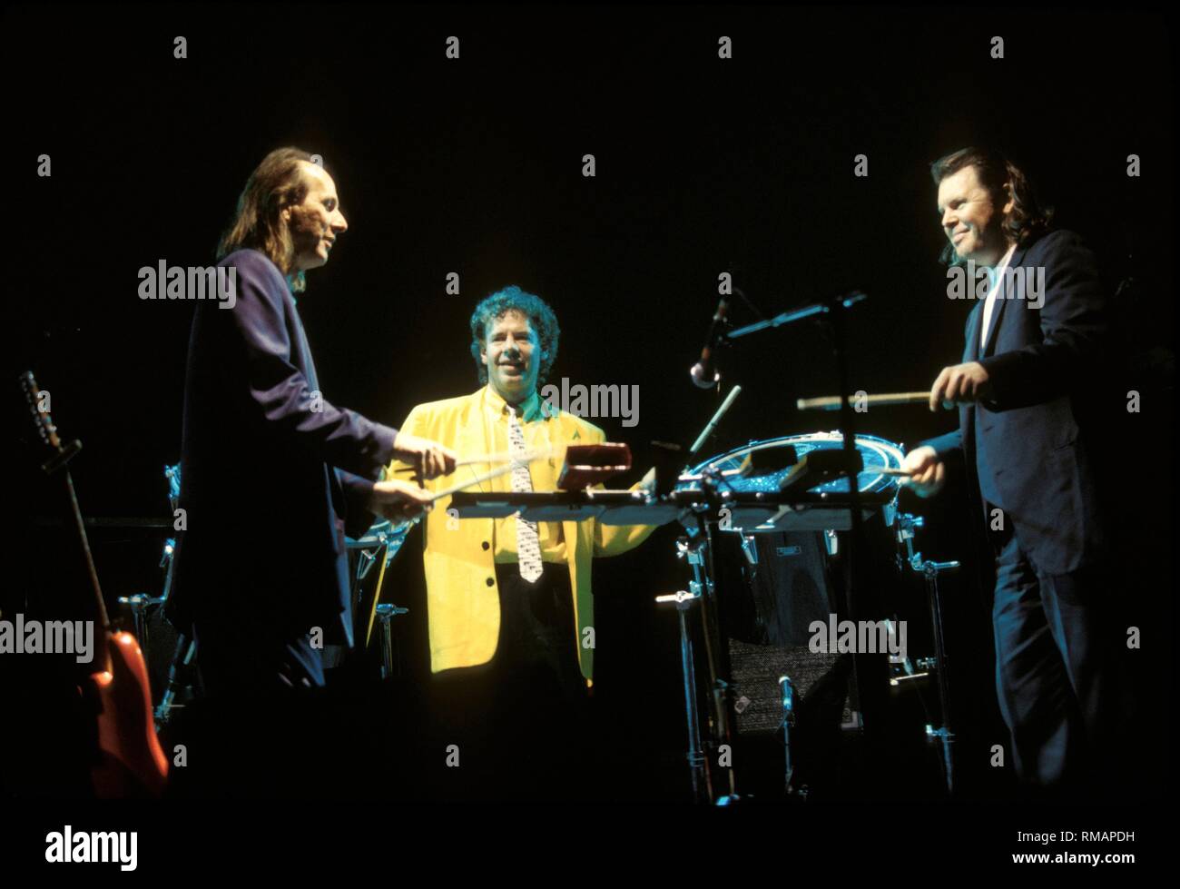 Il chitarrista Arian Belew e percussionisti di King Crimson sono mostrati esibirsi sul palco durante un 'live' aspetto di concerto. Foto Stock