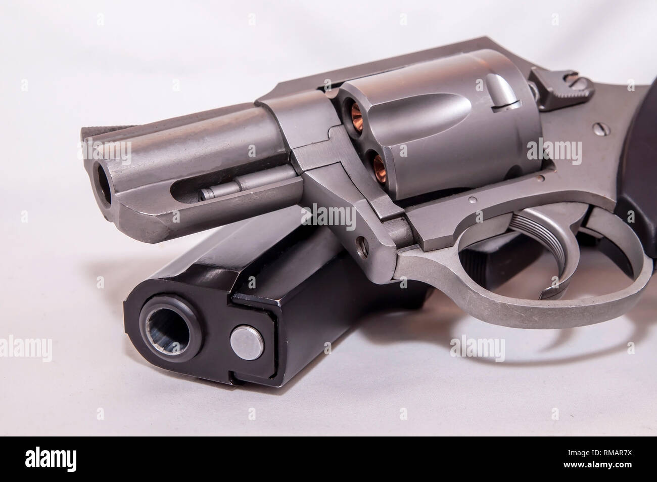Due pistole, 40 pistola calibro e un 357 revolver Magnum su sfondo bianco Foto Stock