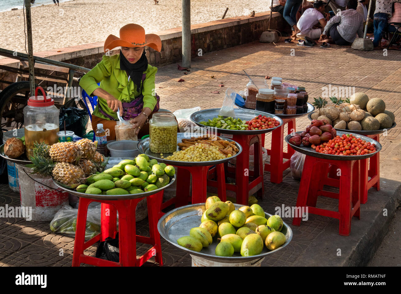 Cambogia, Kampot Provincia, Kep spiaggia, il lungomare di frutta vendita di stallo coltivati localmente produrre per la vendita ai turisti cambogiano Foto Stock