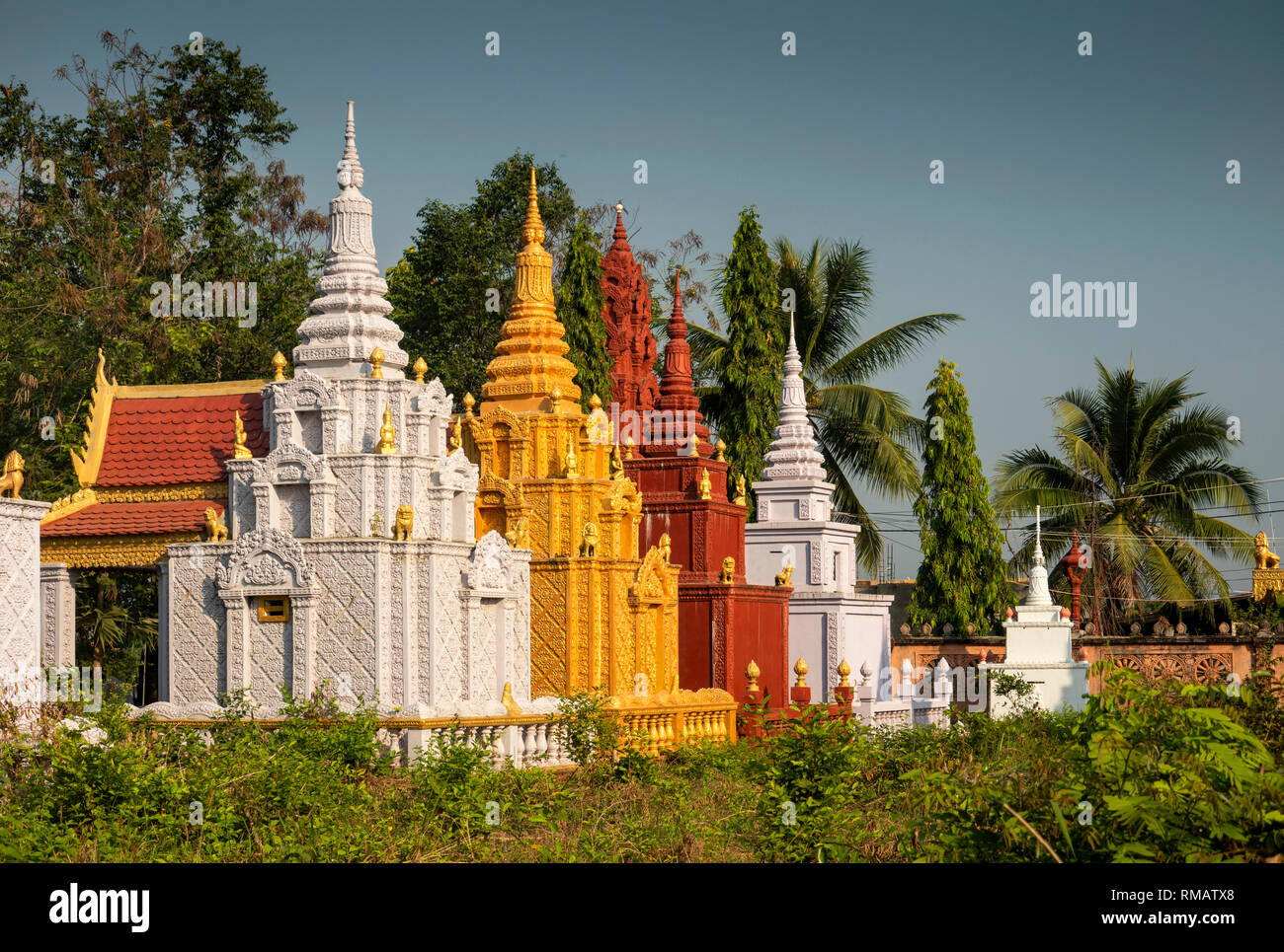 Cambogia, Kampot Provincia, Kampot, Trey Koh, pesce Isola, Wat Traeuy Kaoh ornate memorial pagode Foto Stock