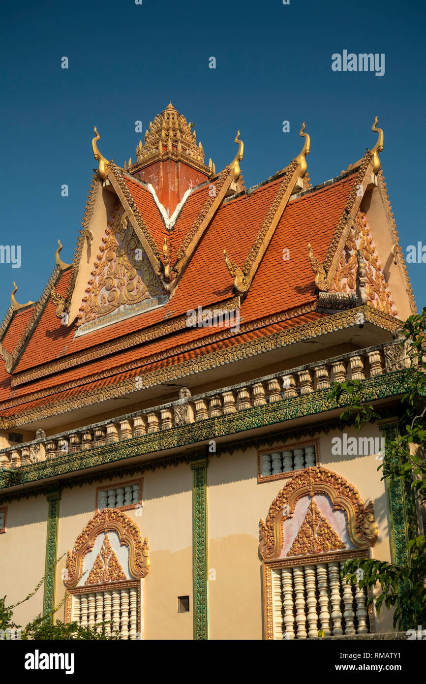 Cambogia, Kampot Provincia, Kampot, Trey Koh, pesce Isola, Wat Traeuy Kaoh ornate tetto di tegole di preghiera hall Foto Stock