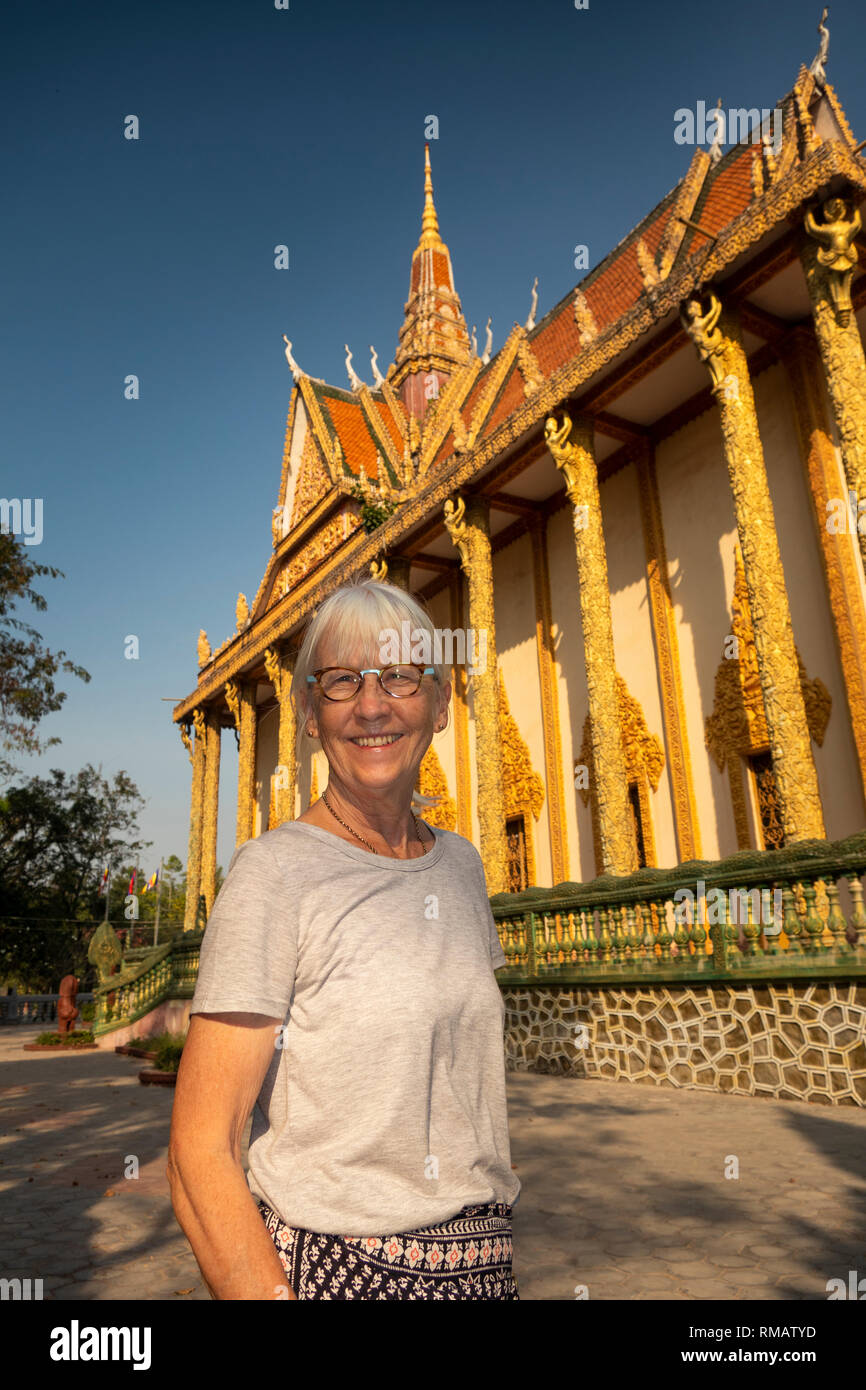 Cambogia, Kampot Provincia, Kampot, Trey Koh, pesce Isola, Wat Traeuy Kaoh, senior turista femminile a Vihara sala da preghiera con allestita dorato Foto Stock