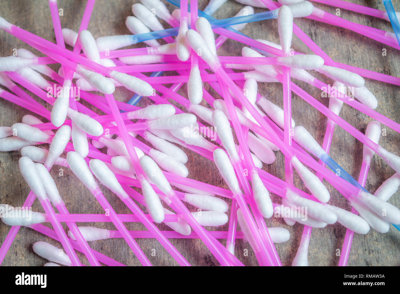 Auricolari o tamponi di cotone utilizzati per la pulizia di orecchie mantenuta su una trama Tabella grigia Foto Stock