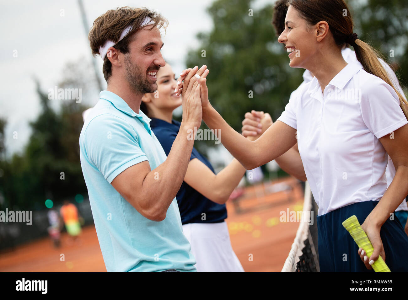 Un gruppo di giocatori di tennis lo handshaking dopo aver giocato una partita di tennis. Fairplay, sport concept. Foto Stock