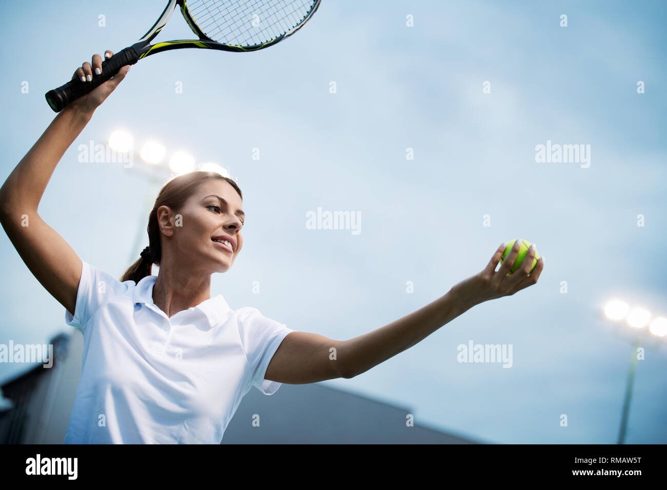 Felice montare ragazza giocando a tennis insieme. Sport concept Foto Stock