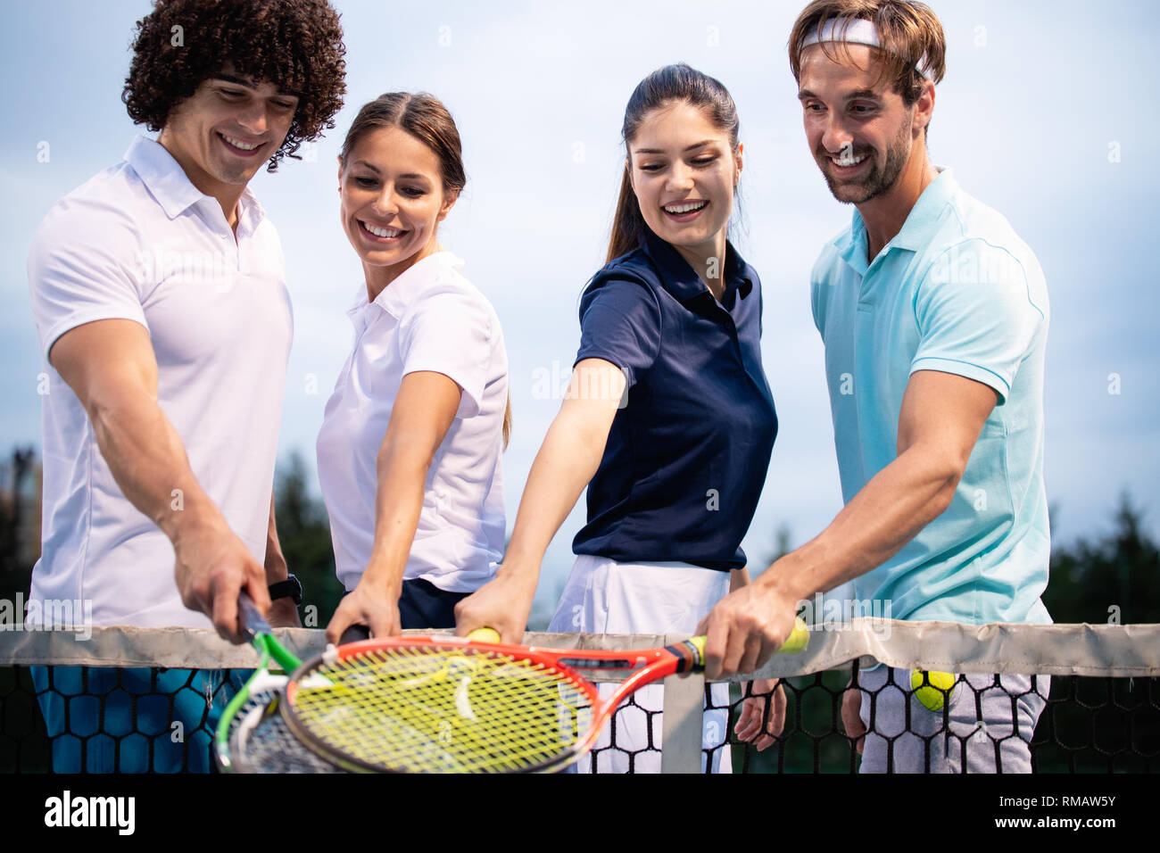 Un gruppo di giocatori di tennis lo handshaking dopo aver giocato una partita di tennis. Fairplay, sport concept. Foto Stock