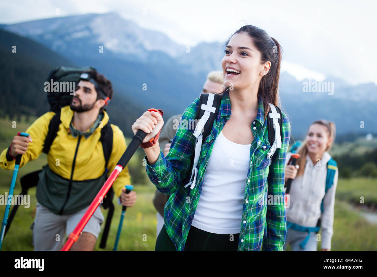 Travel, Tourism, escursione, gesto e concetto di persone - gruppo di amici sorridente con zaini Foto Stock