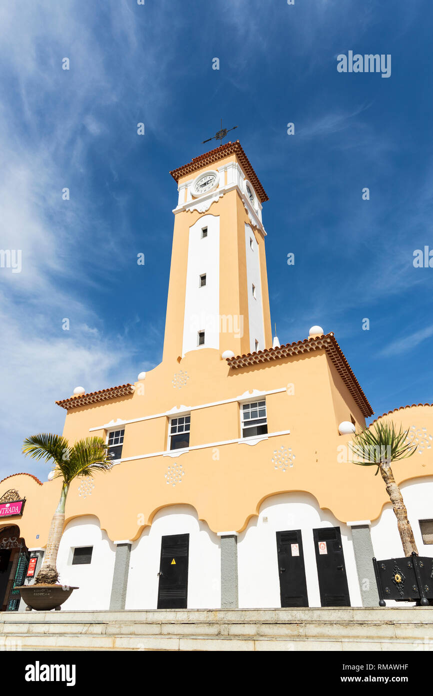 Torre dell orologio contro un cielo blu di Nuestra Senora de Africa, mercato africano, Santa Cruz Tenerife, Isole Canarie, Spagna Foto Stock