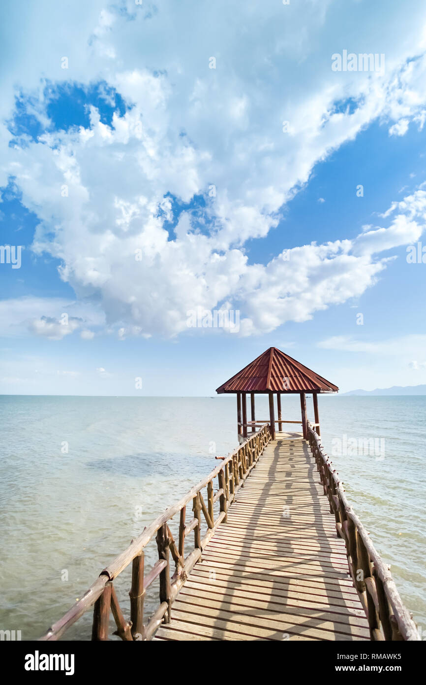 Piccolo padiglione in mare nuvoloso sfondo nella provincia Trad, Thialand. Foto Stock