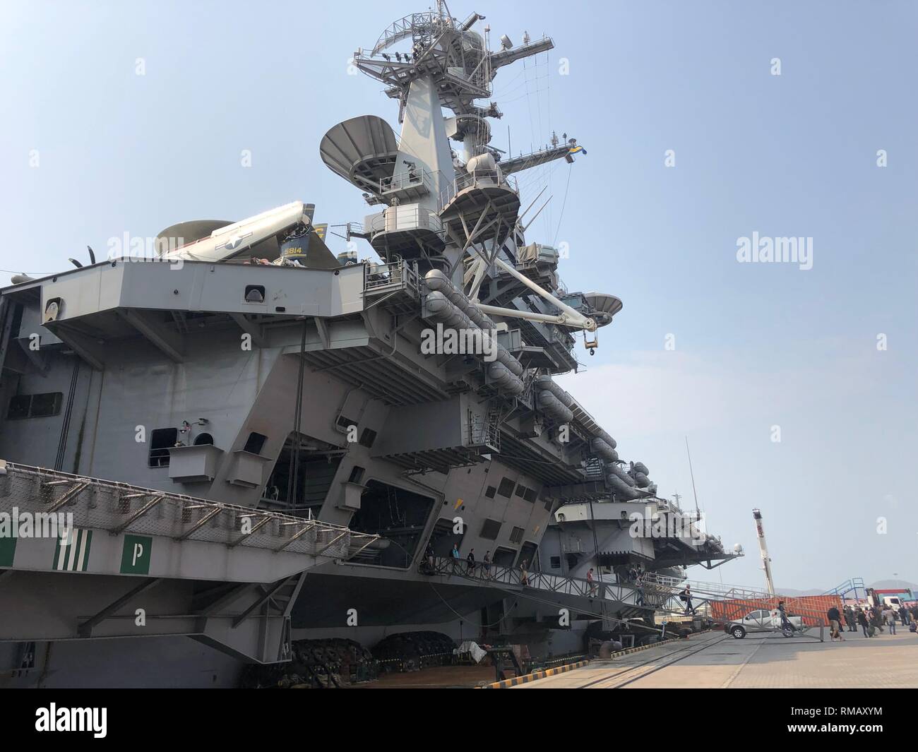 Noi membri di servizio a bordo della USS John C. Stennis (CVN-74) sbarcare per la libertà al Porto di Laem Chabang, Thailandia, Feb. 10. John C. Stennis è distribuito negli Stati Uniti 7 flotta area di operazioni a sostegno della sicurezza e della stabilità nella regione Indo-Pacifico. (US Army photo by Staff Sgt. Ron Keenan) Foto Stock