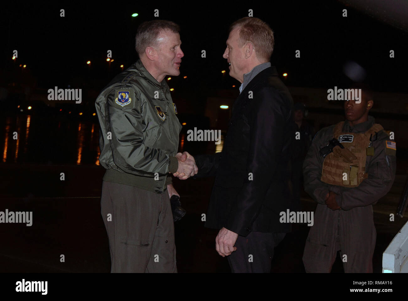 Stati Uniti Deliberando il Segretario alla difesa Patrick M. Shanahan arriva a Ramstein Air Base, Germania, lungo il tragitto per l'Afghanistan, il 10 febbraio, 2019. Shanahan ha salutato Air Force Gen. Tod D. Wolters, il comandante degli STATI UNITI Forze aeree in Europa; commander, U.S. Forze Aeree Africa; e comandante, Allied Air Command, all'arrivo. (DoD foto di Lisa Ferdinando) Foto Stock