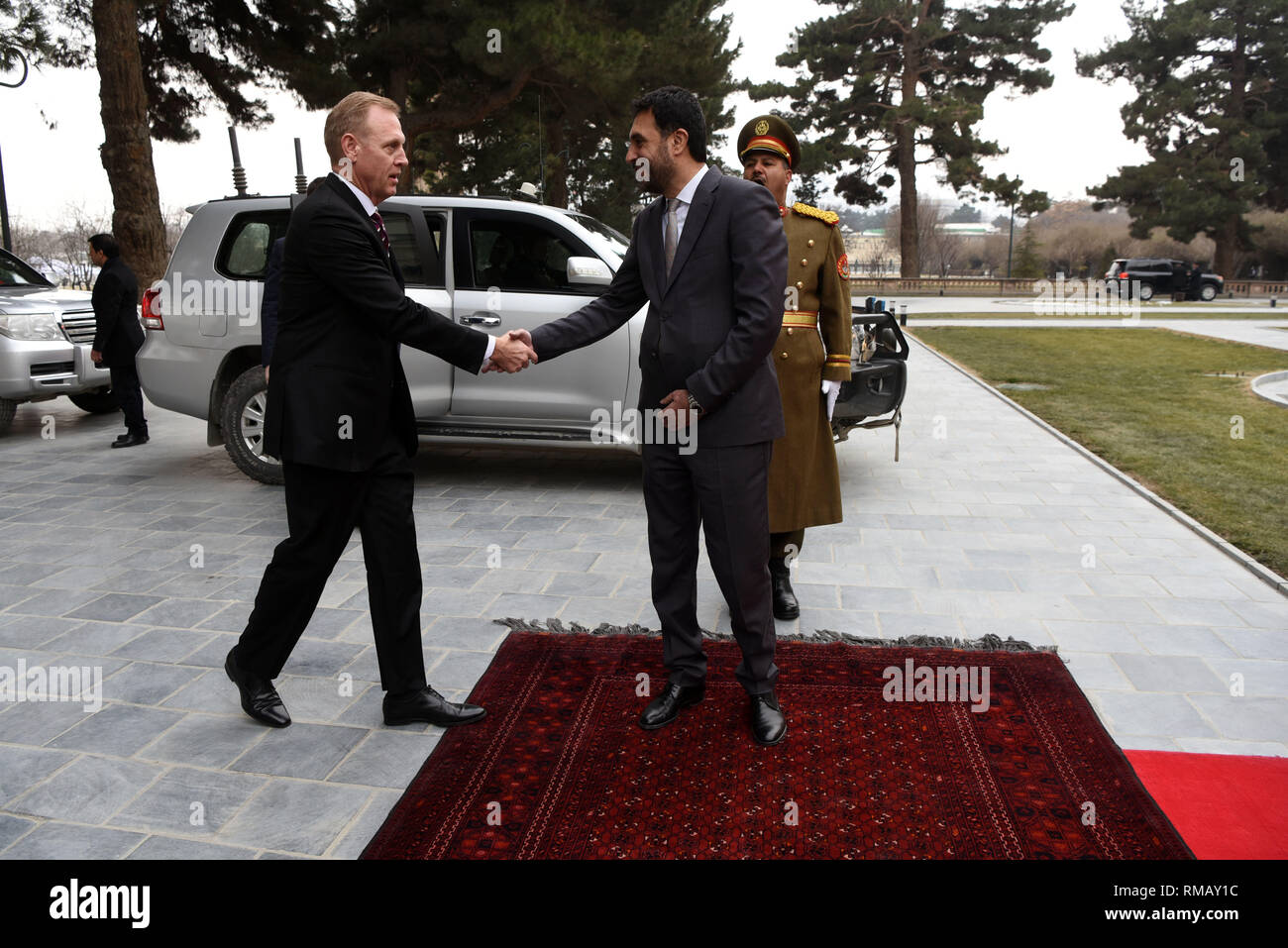 Stati Uniti Deliberando il Segretario alla difesa Patrick M. Shanahan saluta il Ministro afgano della difesa Asadullah Khalid Al afgano palazzo presidenziale, davanti a un incontro con il Presidente afghano Ashraf Ghani, Kabul, Afghanistan, 11 febbraio, 2019. (DoD foto di Lisa Ferdinando) Foto Stock