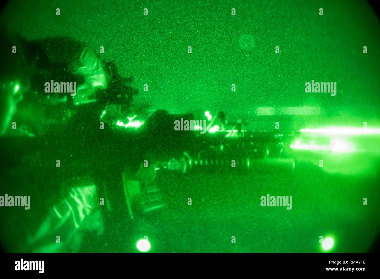 La fanteria Marines, con il ventiduesimo Marine Expeditionary Unit, incendio presso i loro bersagli durante una notte deck sparare sulla Whidbey Island-class dock landing ship USS Fort McHenry (LSD 43). I marines sono con il battaglione team di atterraggio 1° Battaglione, 2° Reggimento Marine ed eseguite una notte il ponte girare per mantenere la Combat Readiness. Marines e marinai con il ventiduesimo MEU e anfibio Kearsarge pronto Gruppo sono attualmente dispiegati per gli Stati Uniti Quinta Flotta area di operazioni a sostegno di operazioni navali per garantire stabilità marittimo e la sicurezza nella regione centrale di collegamento del Mediterraneo e del Pacifi Foto Stock