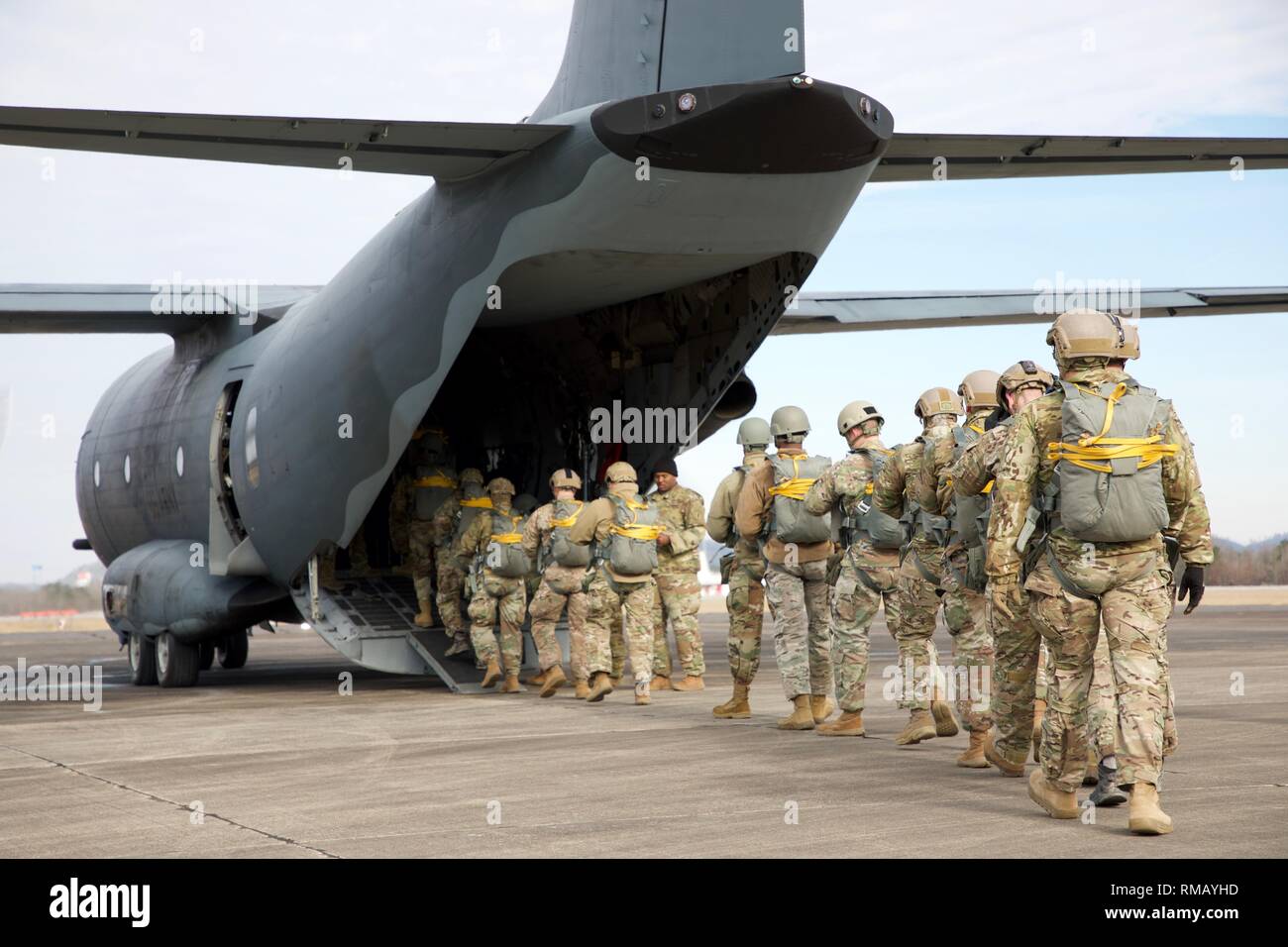 Un gruppo di Stati Uniti Paracadutisti dell'esercito, assegnato al ventesimo le forze speciali Gruppo, Alabama Natonal Guardia, iniziano a bordo di una C27J aeromobili con loro MC-6 Paracaduti a nordest Alabama aeroporto regionale, Gadsden, Alabama, 11 genn. 2019. Questi paracadutisti sono jumping da proficent paracadutisti e per rimanere aggiornati nei loro doveri Airborne. (U.S. Foto dell'esercito da Staff Sgt. Ausitn Berner) Foto Stock