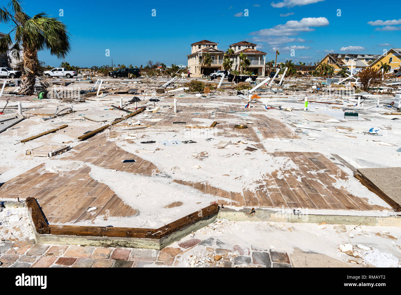 Messico Beach, FL., Ottobre 14, 2018--uragano Michael realizzato approdo Sulla Florida Panhandle Ottobre 10th, con 155 miglio-per-ora i venti che lo istituisce come la più forte tempesta a colpire gli Stati Uniti continentali a partire dal 2004. Con venti così elevata come 155 mph, la categoria 4 tempesta ha sbattuto le città costiere nella zona, livellamento edifici e strutture, strade di allagamento e lasciando una scia di distruzione. FEMA/K.C. Wilsey Foto Stock