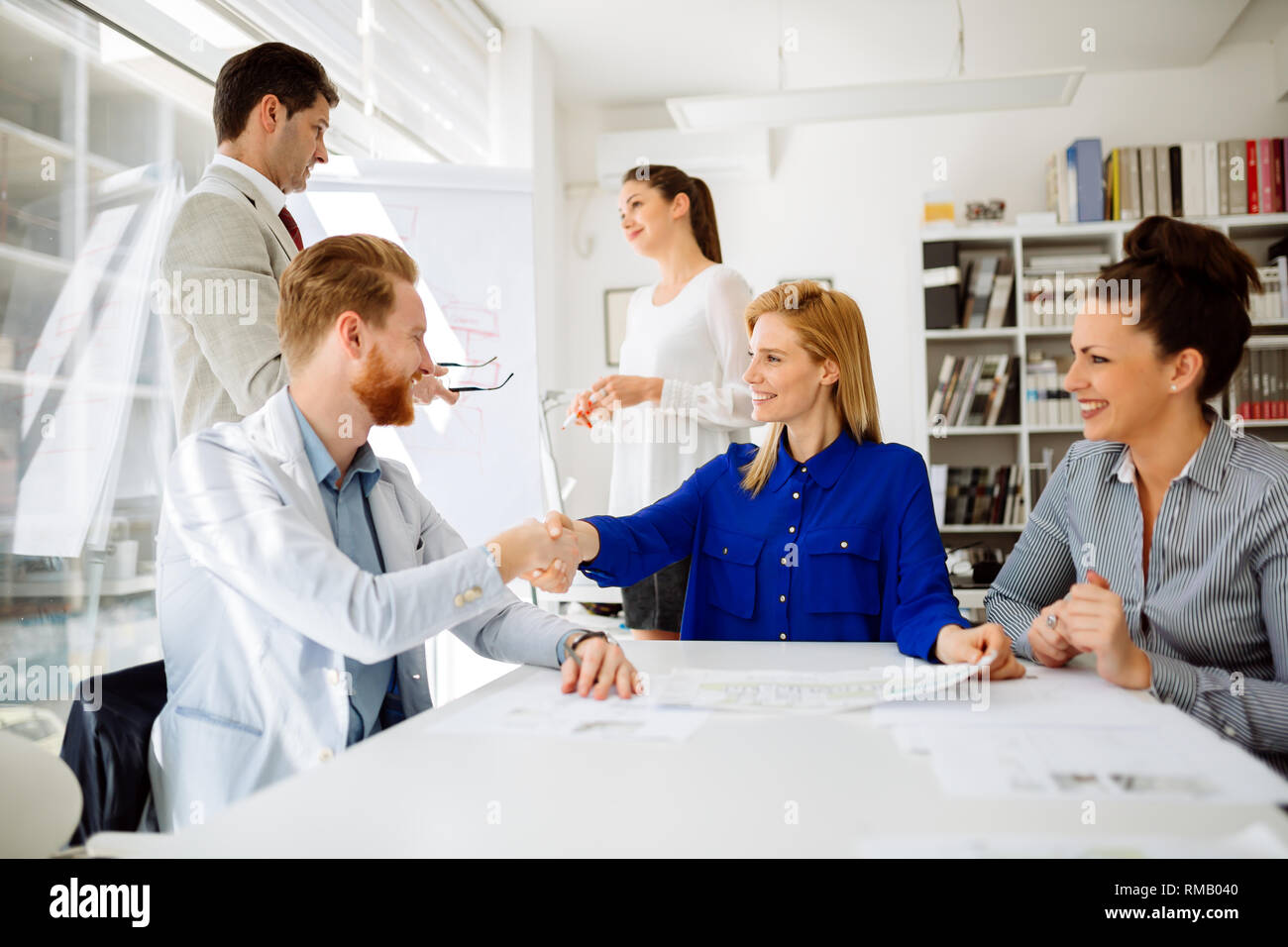 Un gruppo di persone di affari di lavoro come team in ufficio Foto Stock