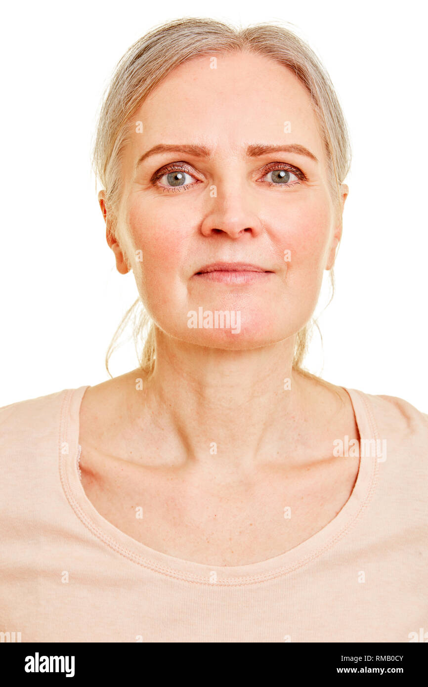 La faccia di un'anziana donna sorridente vista frontale dal lato anteriore Foto Stock
