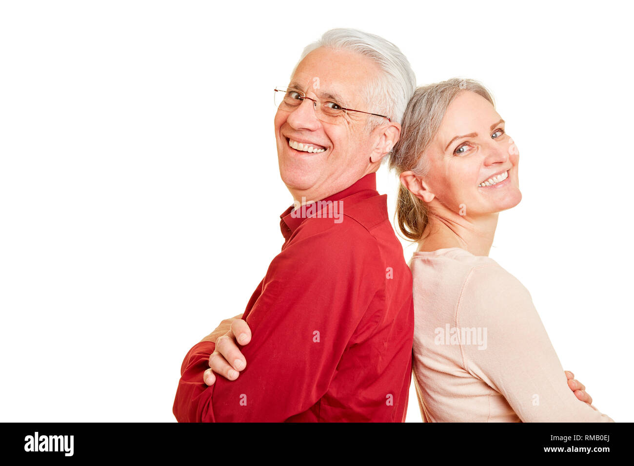 Due anziani sorridenti come una coppia felice magra contro ogni altro Foto Stock