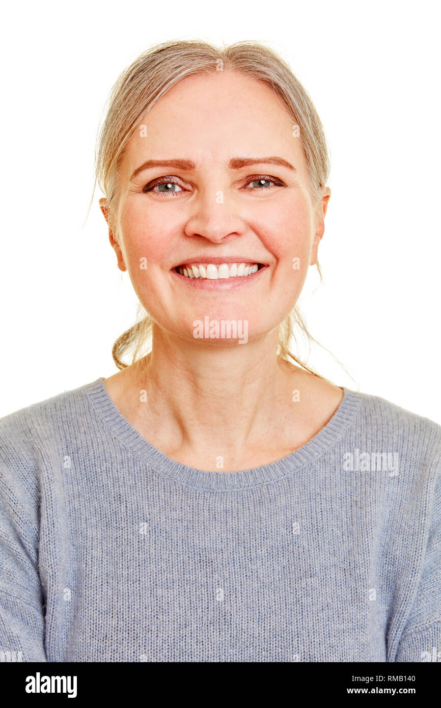 Faccia frontale di un sorridente donna anziana isolato nella parte anteriore del bianco Foto Stock