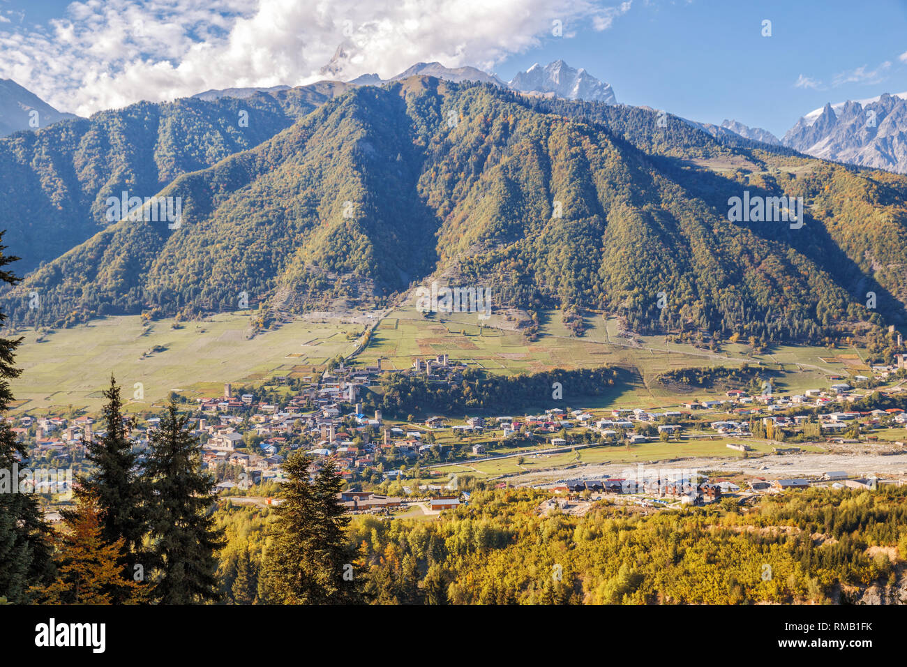 Paesaggio caucasico, veduta aerea della città Mestia nella valle di montagna, Svaneti superiore, Georgia Foto Stock