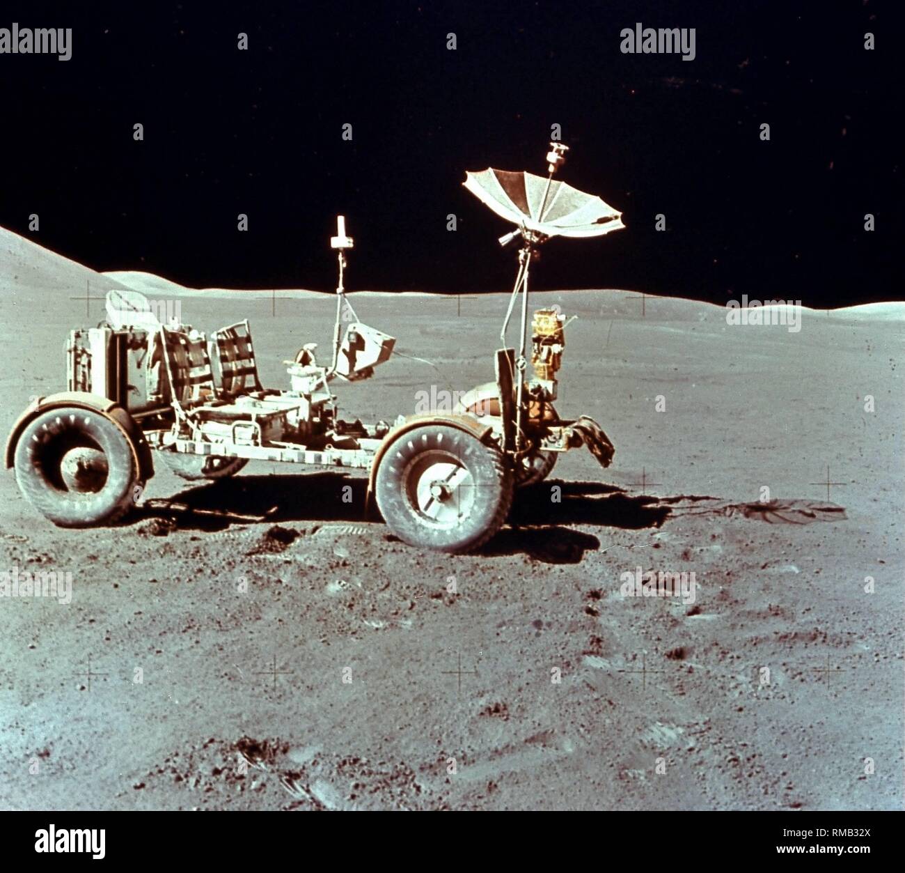 Il rover lunare dell'Apollo 15 la missione di fronte Hadley Mountain. Il rover lunare è stato utilizzato da Apollo 15 (Luglio / Agosto 1972) per la prima volta per studiare la geologia della luna. È stato il primo rover lunare che potrebbe eseguire due astronauti. Foto Stock