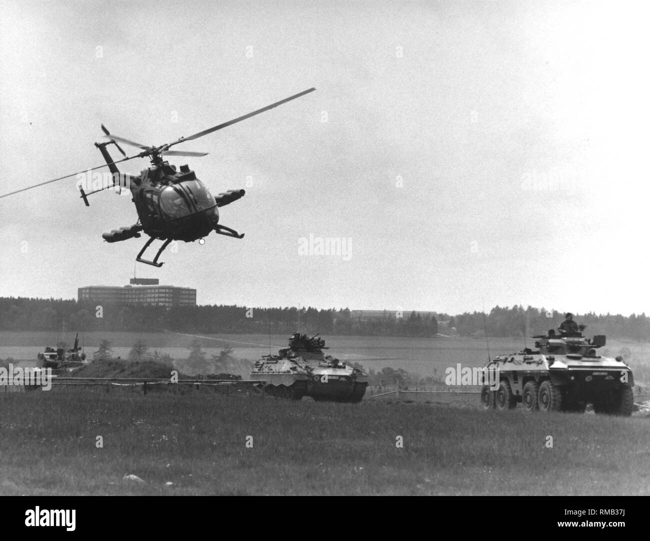 Un Bo 105 PAH 1 anti-serbatoio elicottero di un esercizio congiunto con un Luchs Spaehpanzer combattimento blindati veicolo, un Marder combattimento della fanteria e del veicolo sulla sinistra, un Leopard 1 battaglia principale serbatoio. Foto Stock