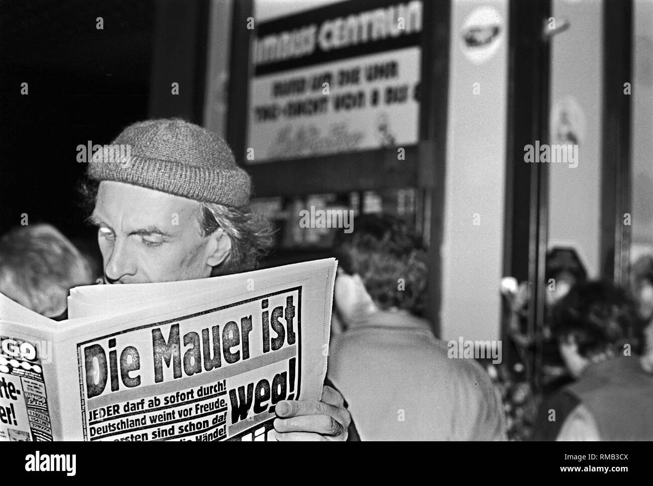 Germania, Berlino, Novembre 9, 1989: nel premere già nella notte della caduta del muro di Berlino in Breitscheidplatz. In 'Bildzeitung' (traduzione in inglese): "Il Muro è andato ! Berlin è Berlino ancora". Foto Stock