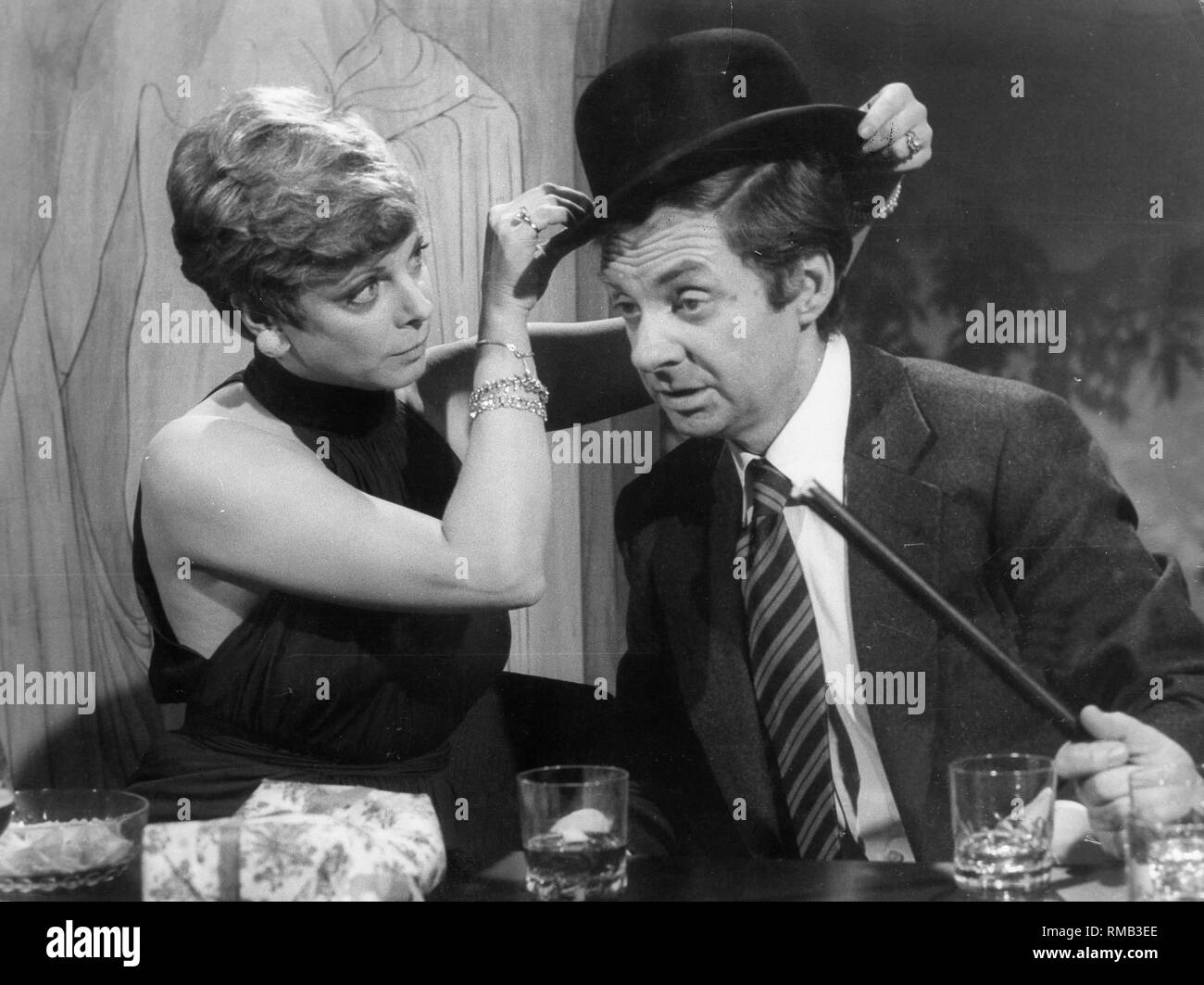 Grit Boetcher e Harald Juhnke in 'Dcome verrueckte Paar'. Foto Stock