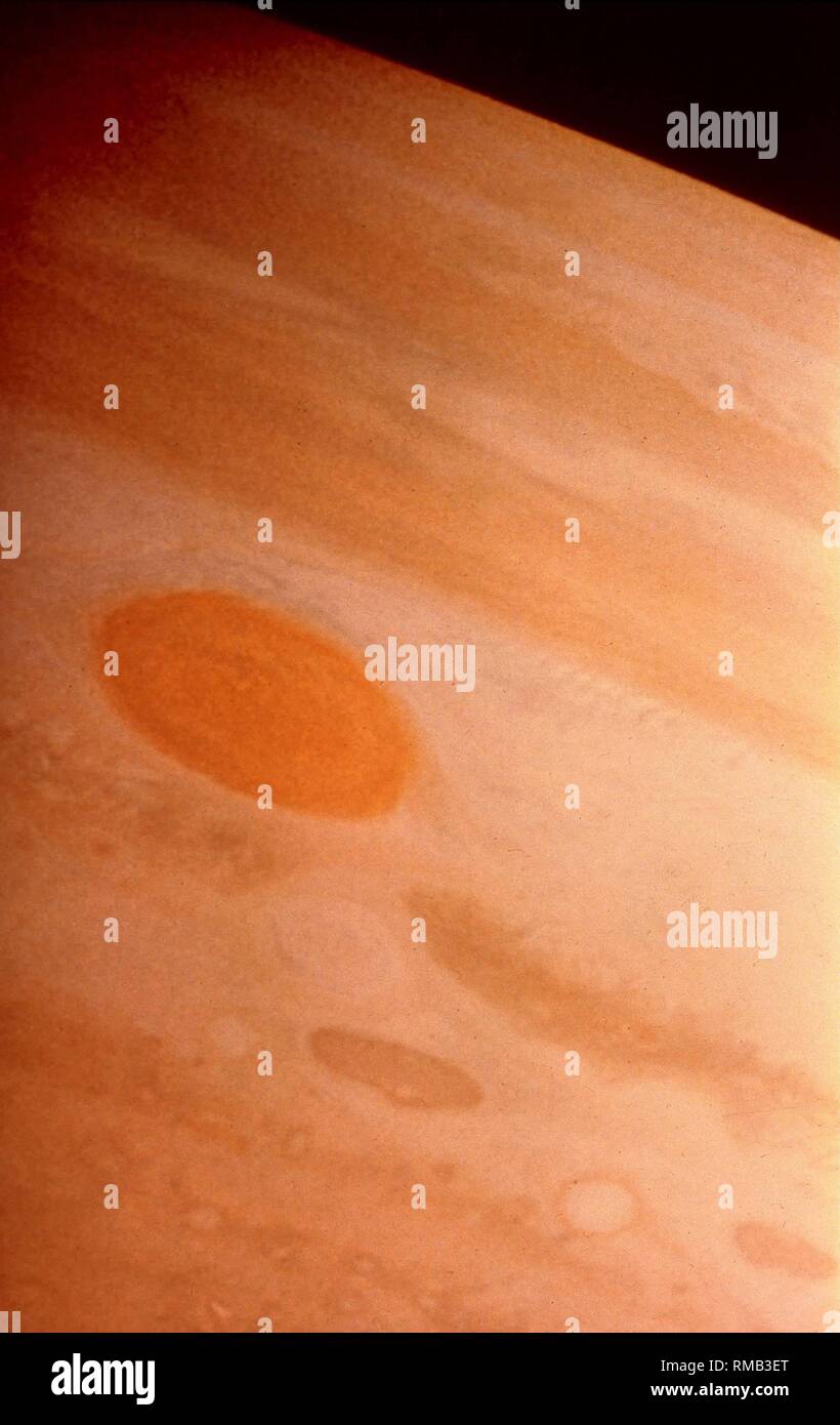 Vista dettagliata di Giove che mostra la macchia rossa del più grande pianeta del nostro sistema solare. La foto è stata scattata dalla sonda spaziale americana Pioneer 11 (inizio 1973) soltanto da 42.000 km distanza in dicembre, 1974. Foto Stock