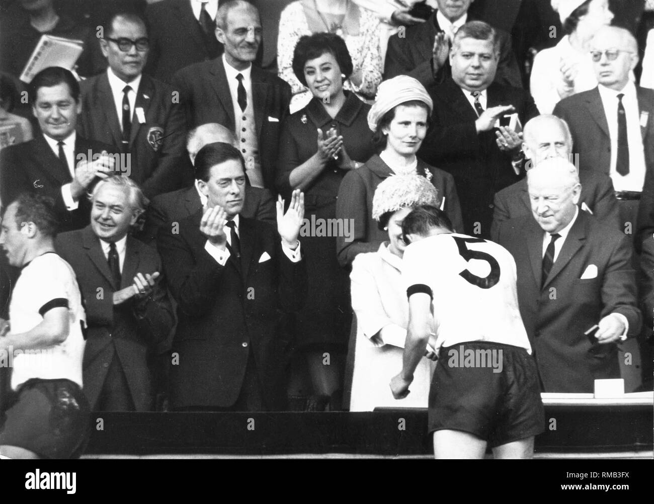 La regina Elisabetta II si congratula con la squadra nazionale di calcio tedesca sul loro titolo mondiale in occasione della Coppa del Mondo in Inghilterra: sinistra Uwe Seeler, destra Willi Schulz. Foto Stock