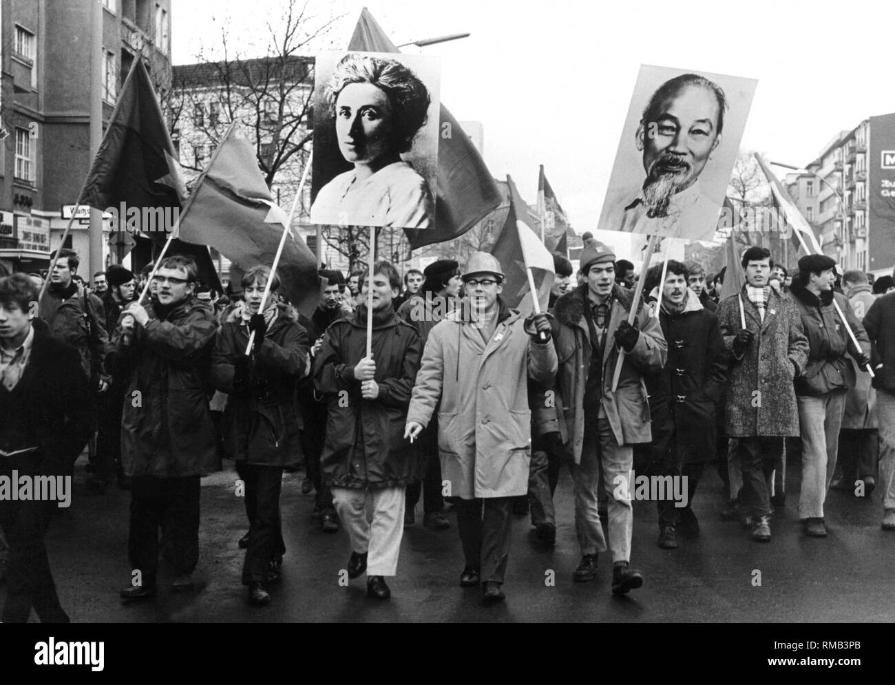 Guerra Anti-Vietnam dimostrazione seguente una sinistra Vietnam Congresso presso la Libera Università di Berlino. Alla testa della processione sono manifesti con ritratti di Rosa Luxemburg e il leader vietnamita Ho Chi Minh. Foto Stock